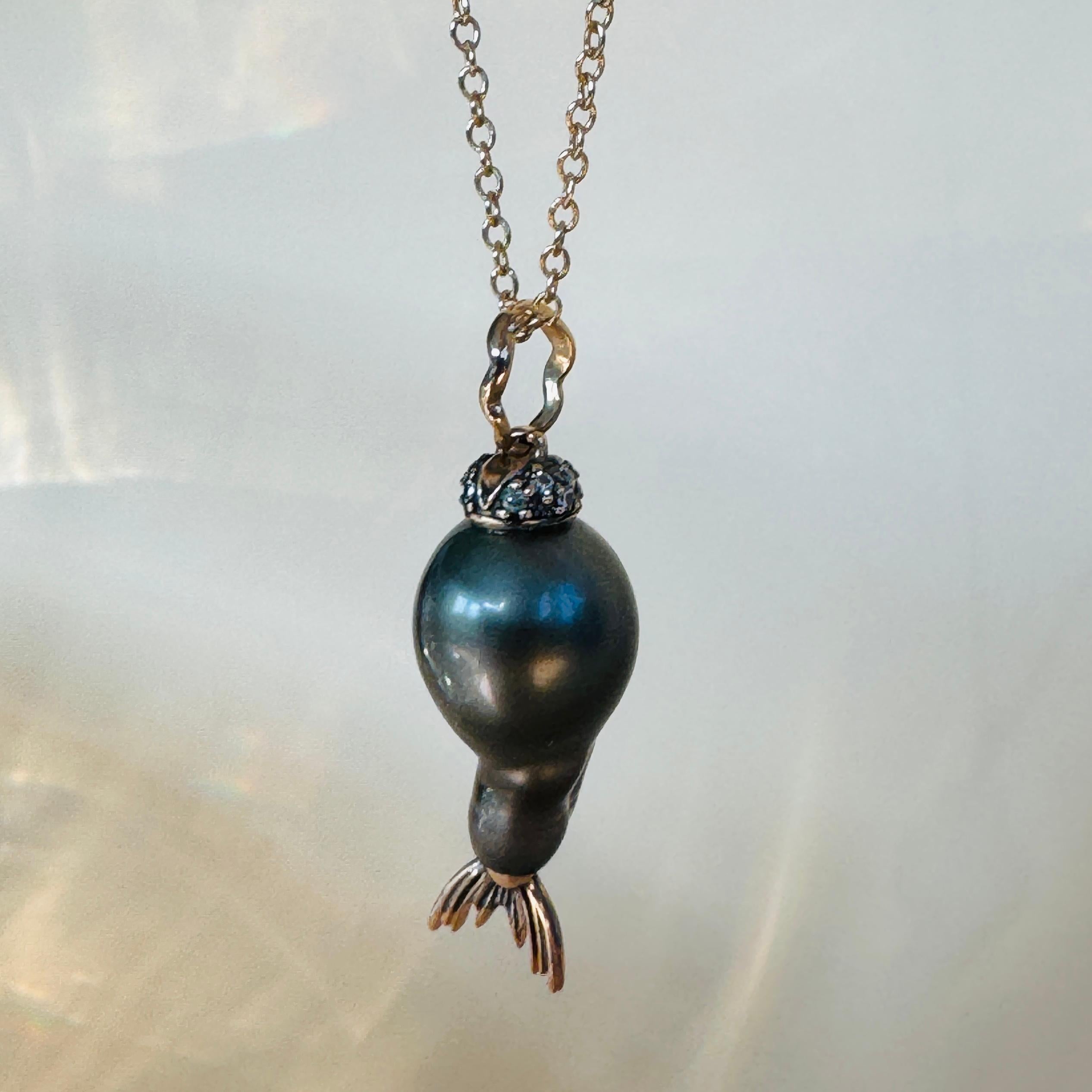 Ciondolo Delphine con perle barocche di Tahiti e diamanti in oro 14k in vendita 2