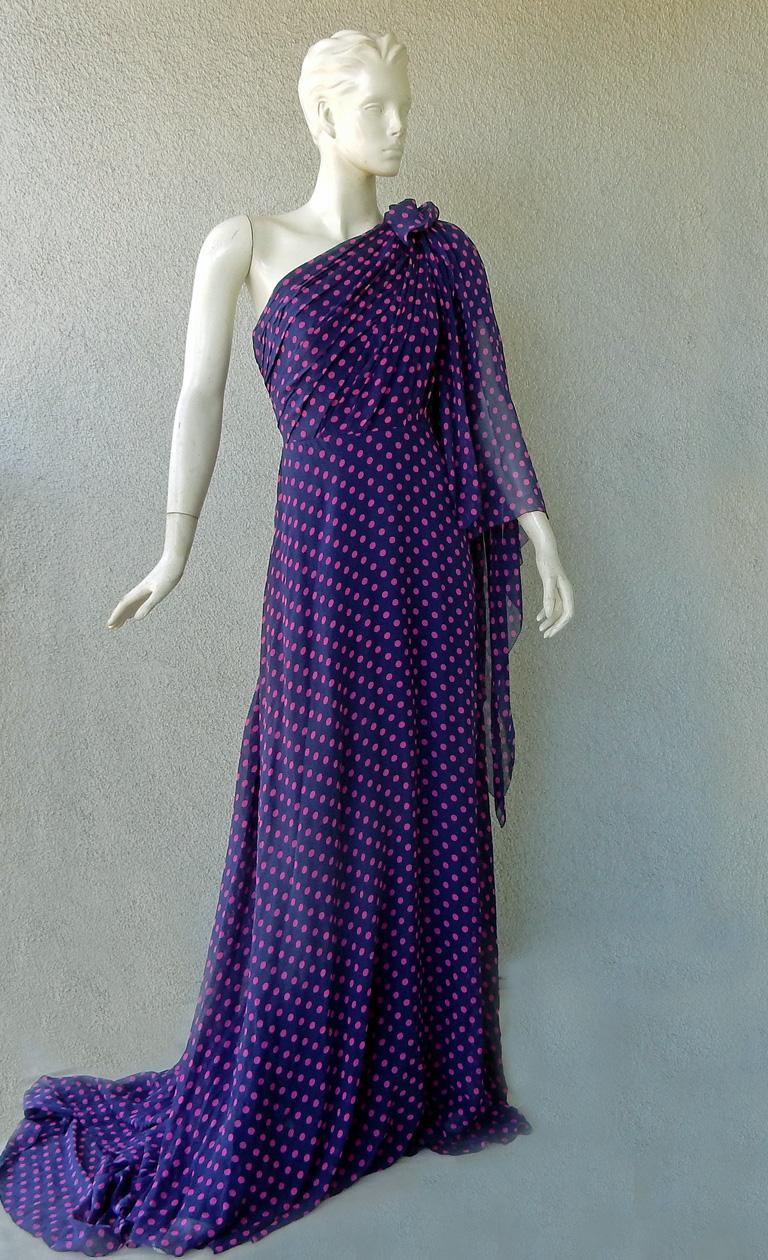 Delpozo Dreamy Ein-Schulter-Kleid aus dramatischem Seidenchiffon mit Tupfen (Violett) im Angebot