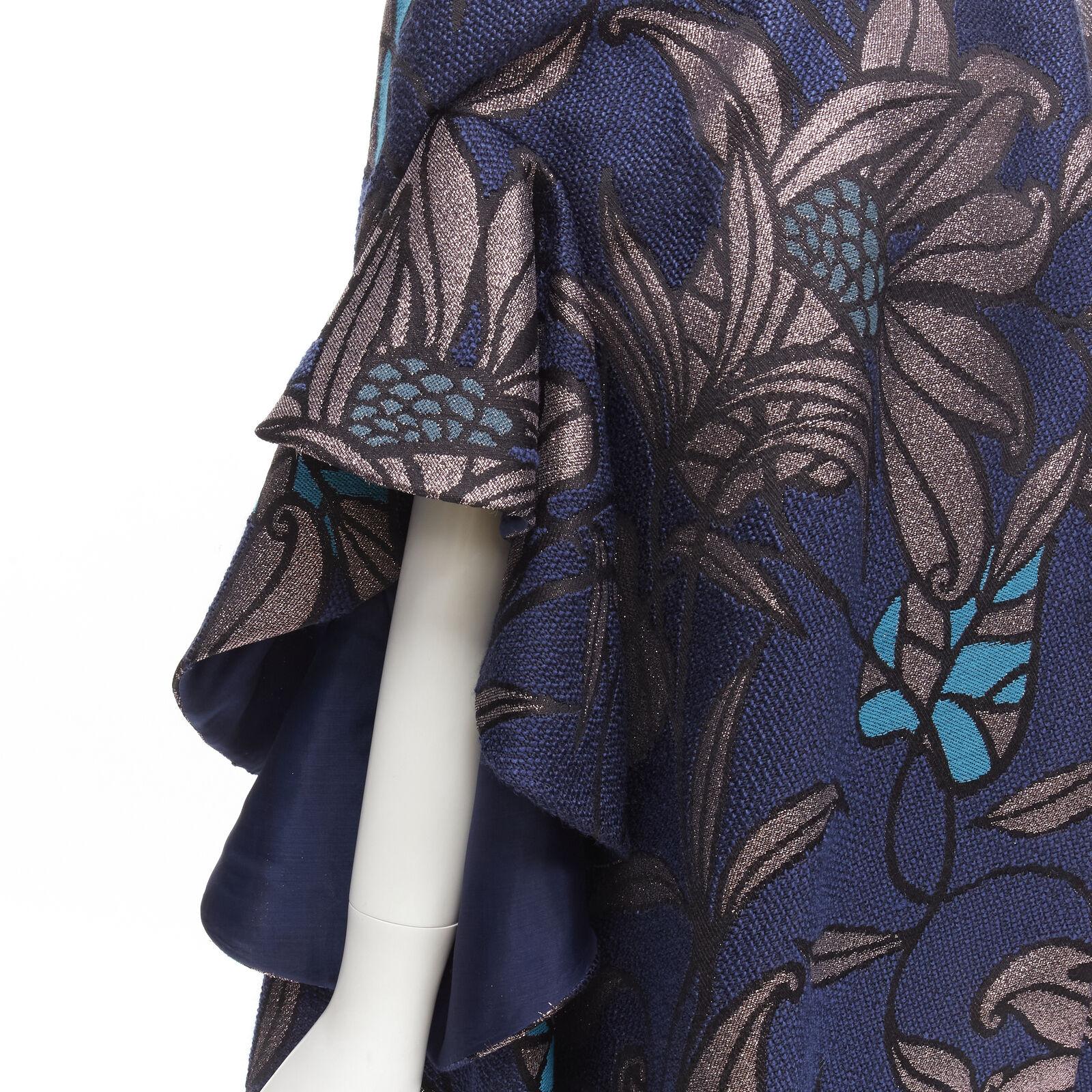 DELPOZO navy bluemetallic floral jacquard ruffled oversized cape coat FR34 XS
Reference: LNKO/A02044
Brand: Delpozo
Material: Cotton, Silk
Color: Blue
Pattern: Floral
Closure: Snap Buttons
Lining: Viscose
Extra Details: Pink metallic floral jacquard
