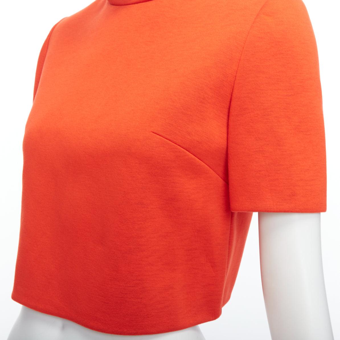 Delpozo arancione mandarino in tessuto scuba con collo alto FR34 XS
Riferimento: LNKO/A02404
Marchio: Delpozo
Materiale: Viscosa
Colore: arancione
Modello: Tinta unita
Chiusura: zip
Fodera: Tessuto Navy
Dettagli extra: Zip posteriore.
Prodotto in:
