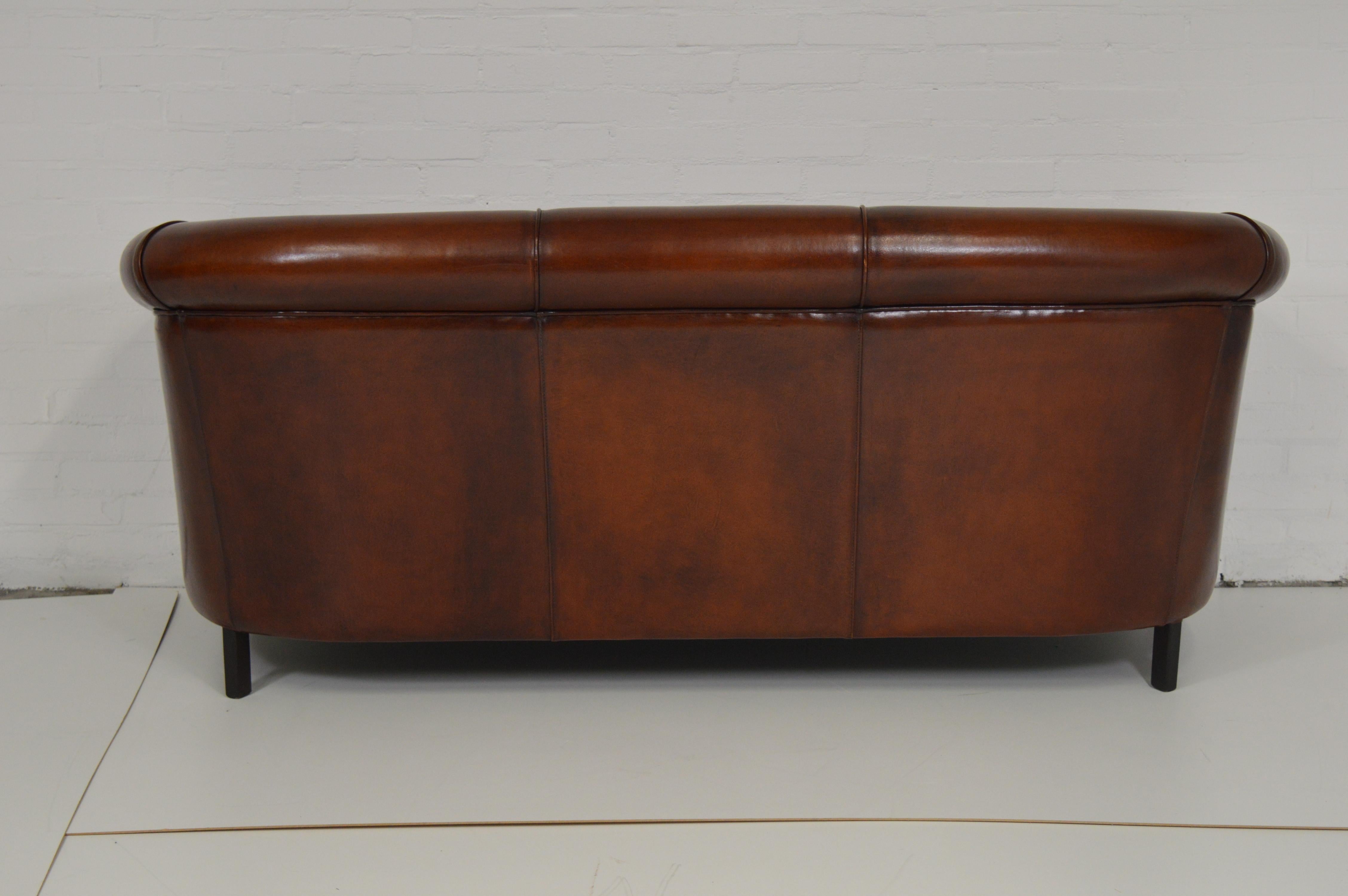 Delta Chesterfield Plain Chesterfield Couch in Sheep Hide In Good Condition For Sale In Eindhoven, NL