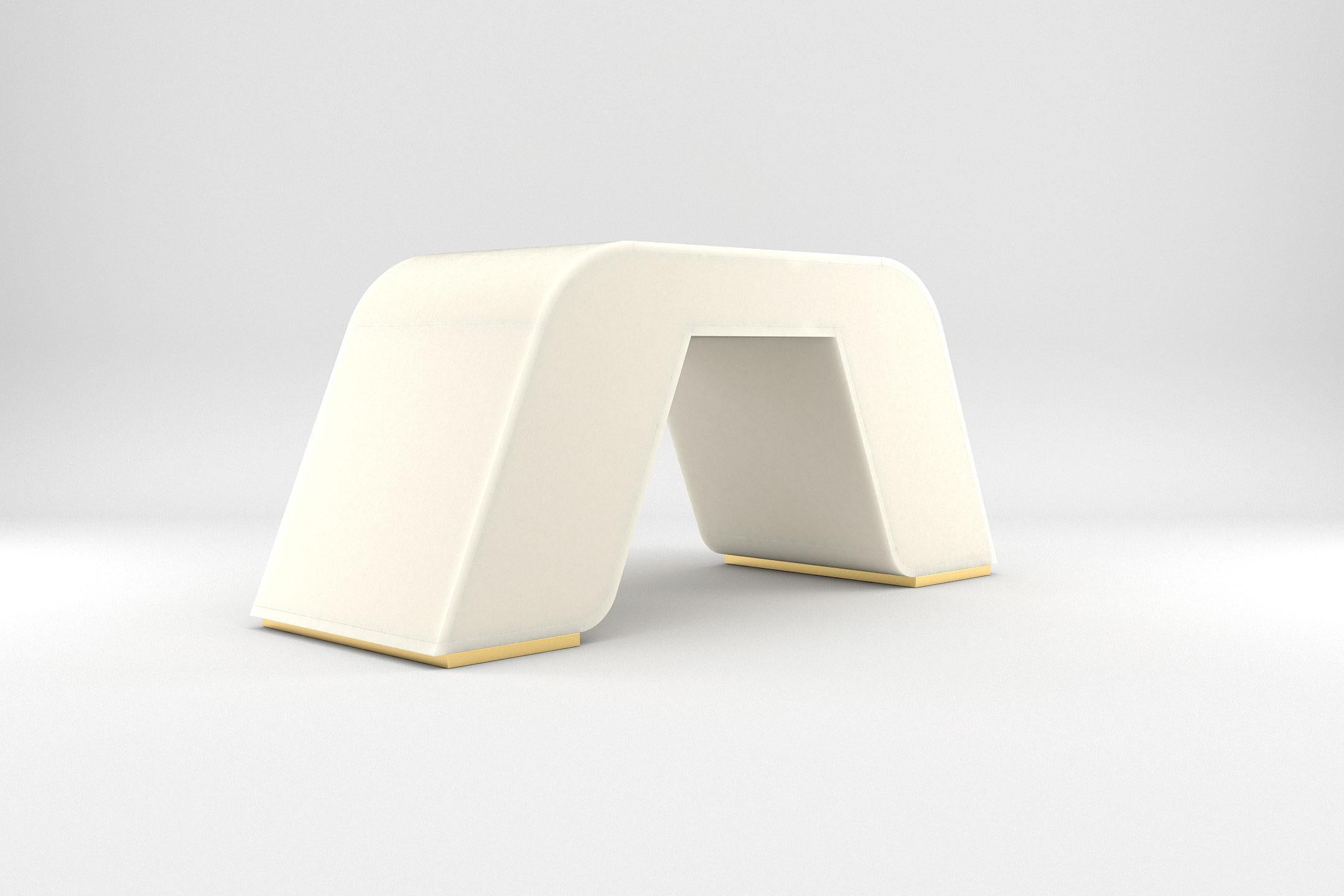 Delta Desktop 2 - Moderner Schreibtisch in poliertem weißem Lack mit Messingdetails (Europäisch) im Angebot