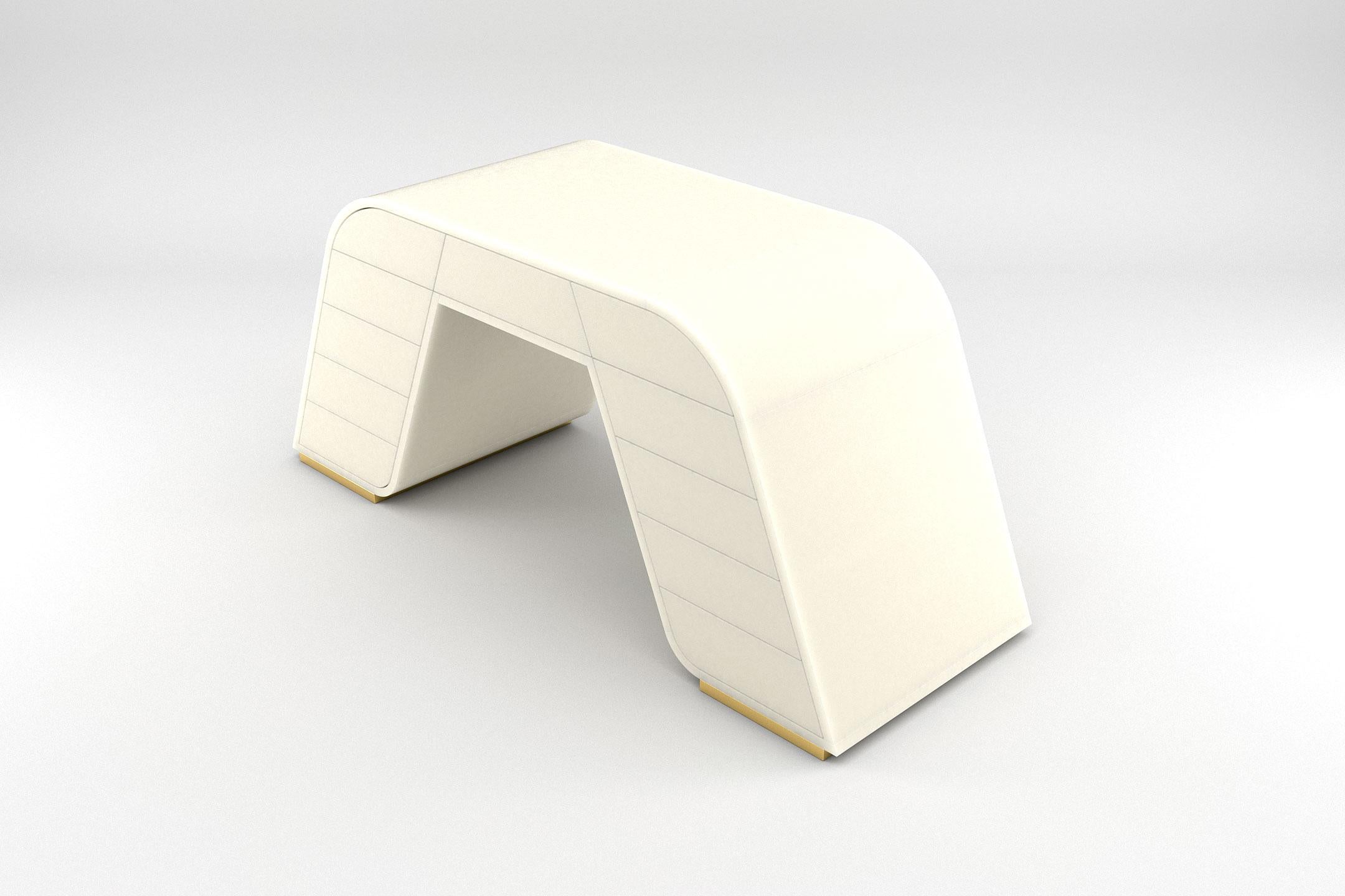Delta Desktop 2 - Modern Desktop in Polished White Lacquer with Brass Details In New Condition For Sale In London, GB