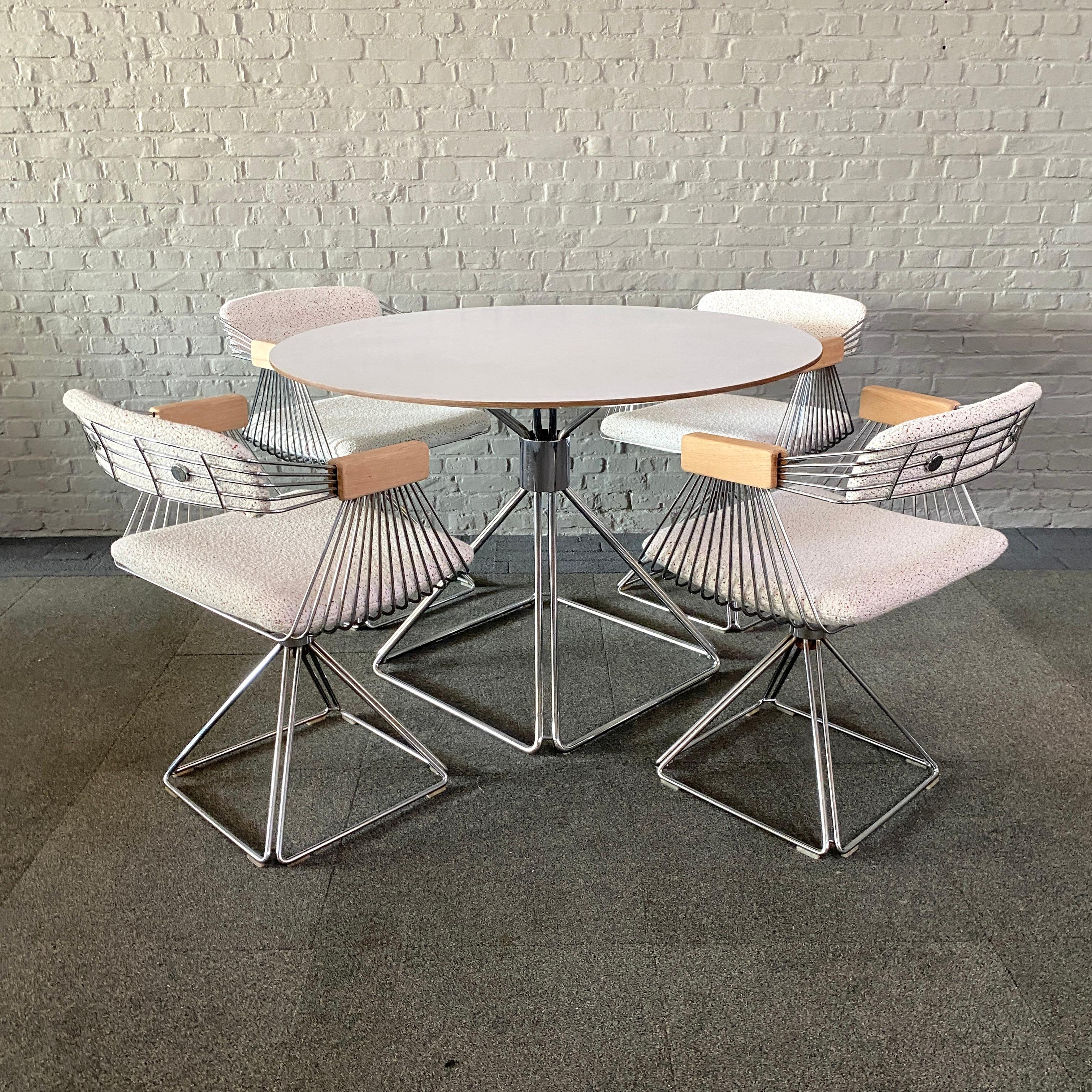 Eleg et élégant ensemble de salle à manger.
Conçu par le designer industriel belge Rudi Verelst pour Novalux.
L'ensemble se compose d'une table ronde et de 4 fauteuils pivotants.

Ces fauteuils pivotants 