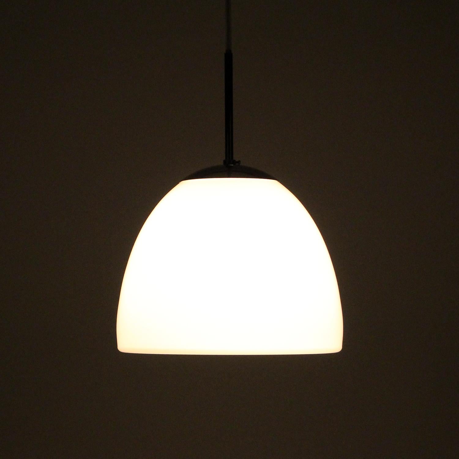 DELTA KLOKKEPENDEL (Bell pendant) - produced by Louis Poulsen in 1967. Classic Danish mid century design!

A beautiful opal blown glass shade with a bell-like shape and chrome-plated top. It hung in many Danish schools and institutions up during