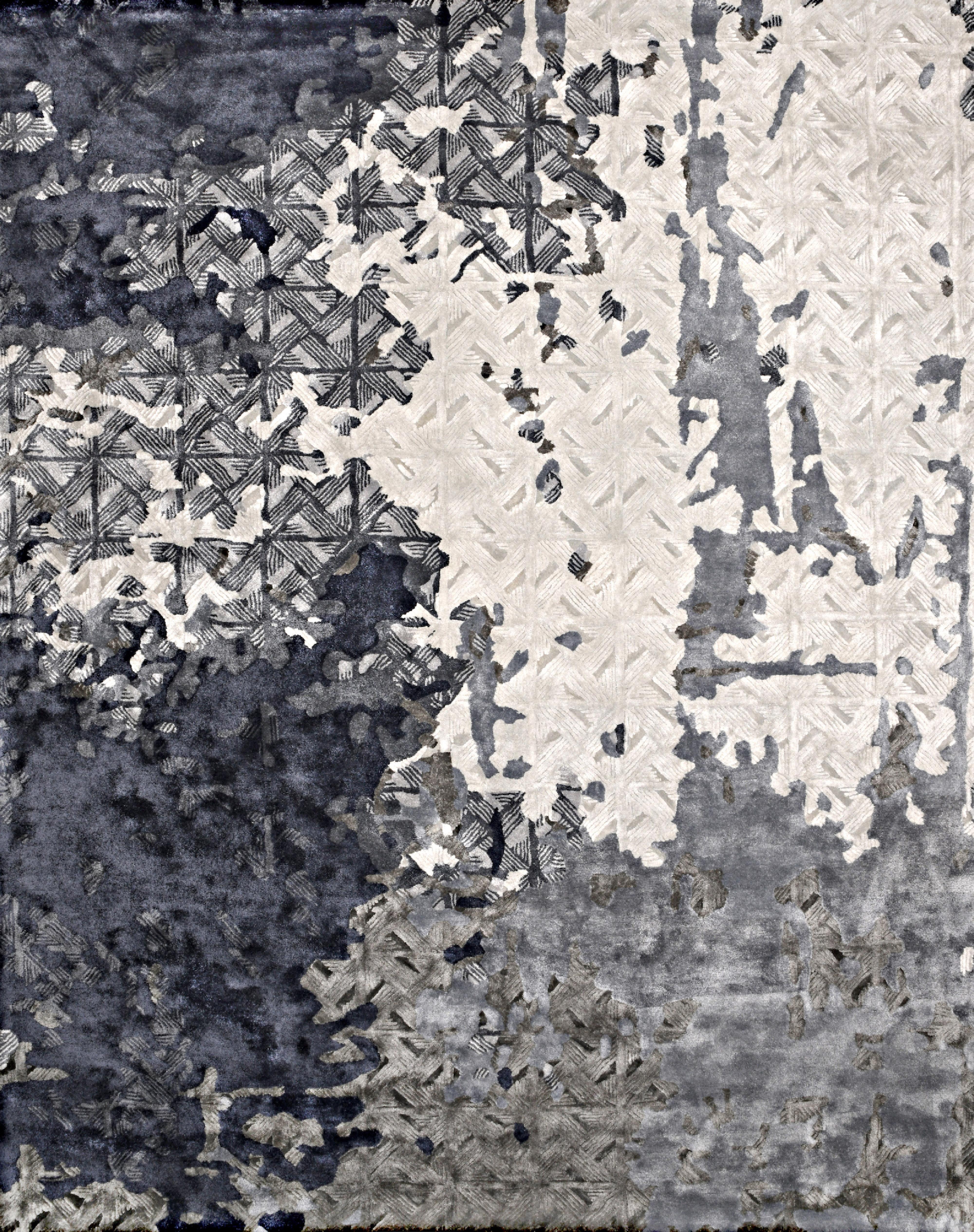 Indiano Tappeto DELTA in seta moderno e trapuntato a mano nei colori oro, ruggine e argento taupe di Hands in vendita
