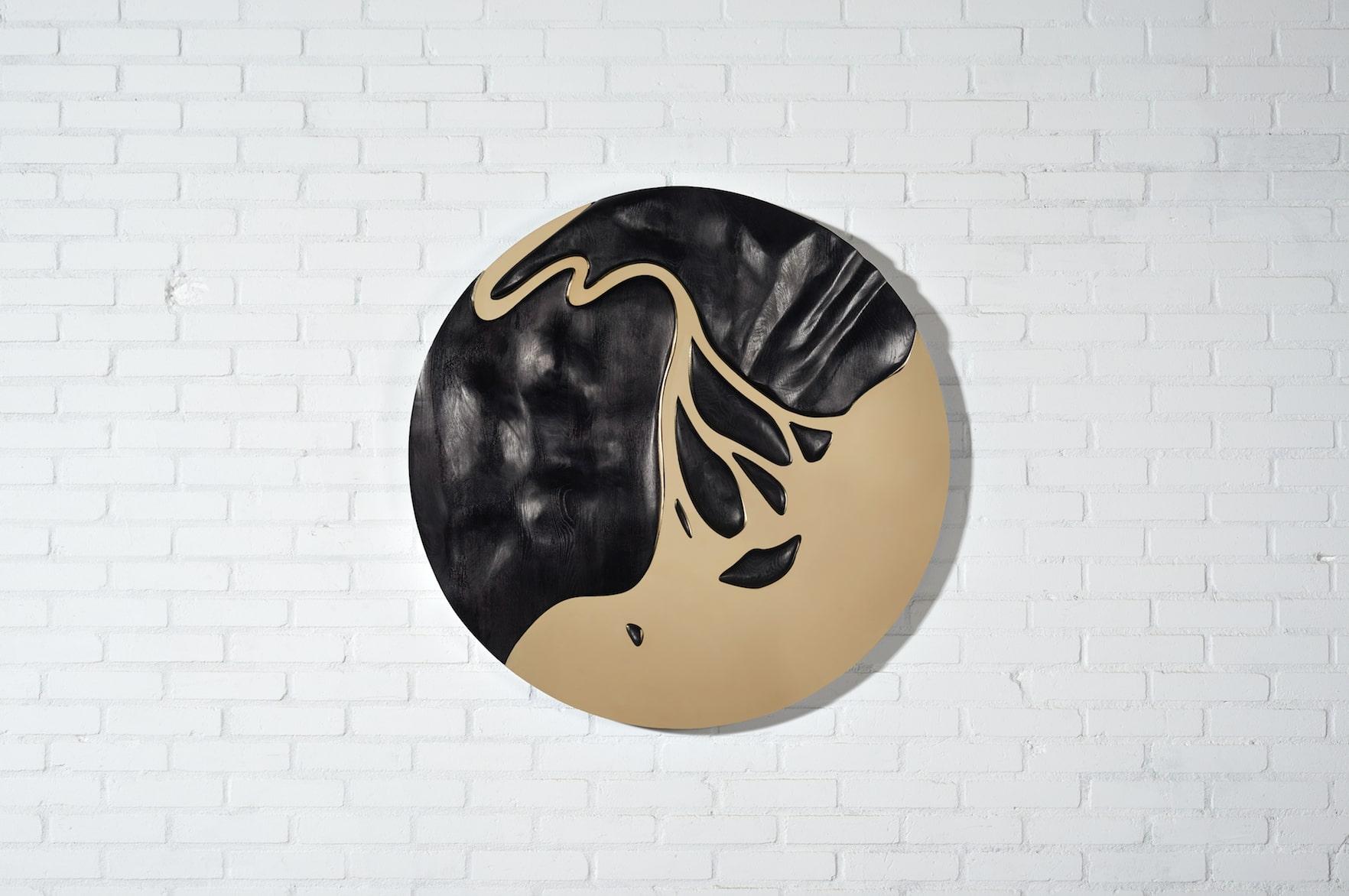 Delta mirror Herodotus by Onno Adriaanse
Hand-sculpted, 2022
Edition: limited edition of 8.
Dimensions: Ø 100 cm x 8 cm
Materials: oak wood and polished brass.

Collection of wall objects / mirrors made of hand sculpted wood and polished