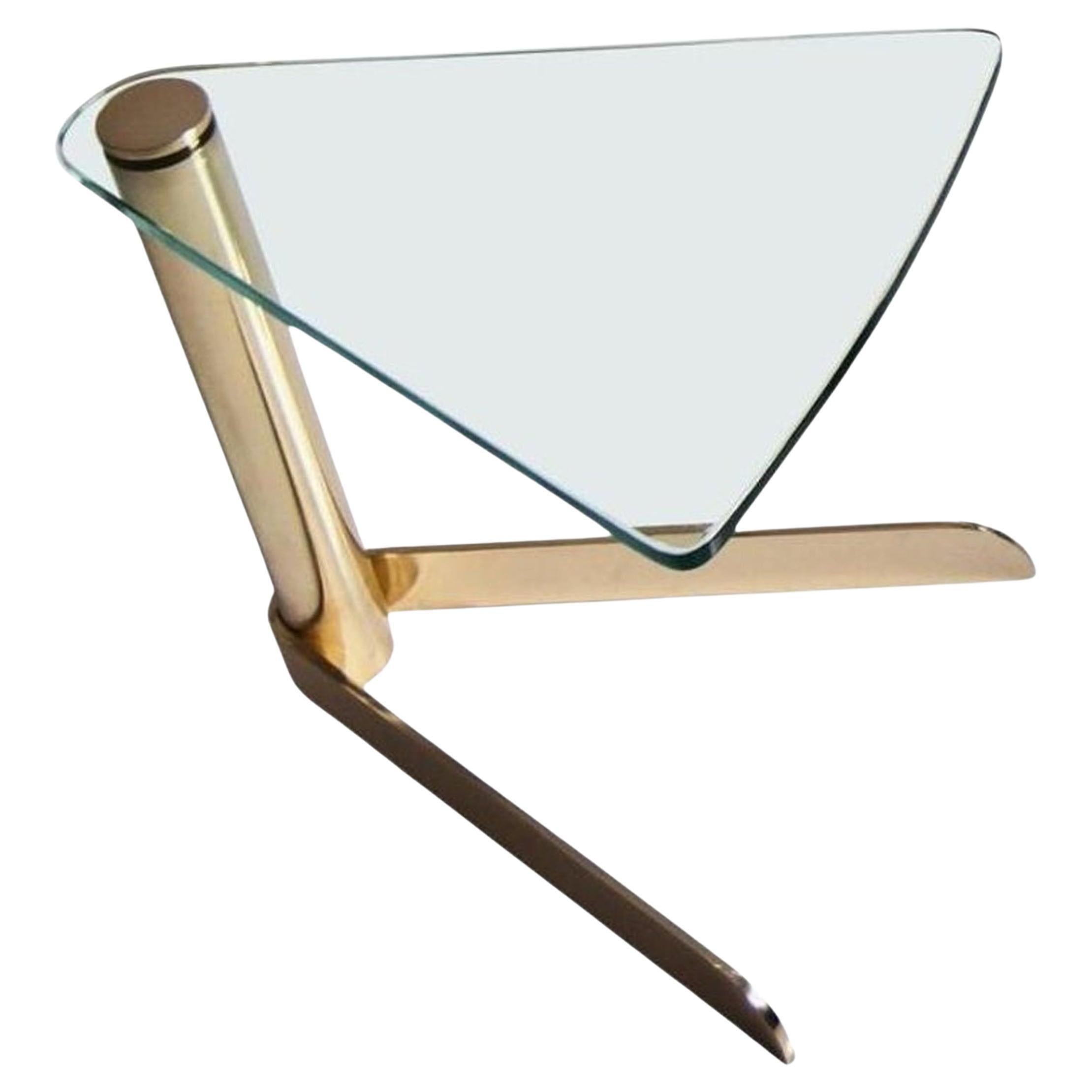 Delta Delta, Beistelltisch aus hand poliertem Messing und extra klarem Glas