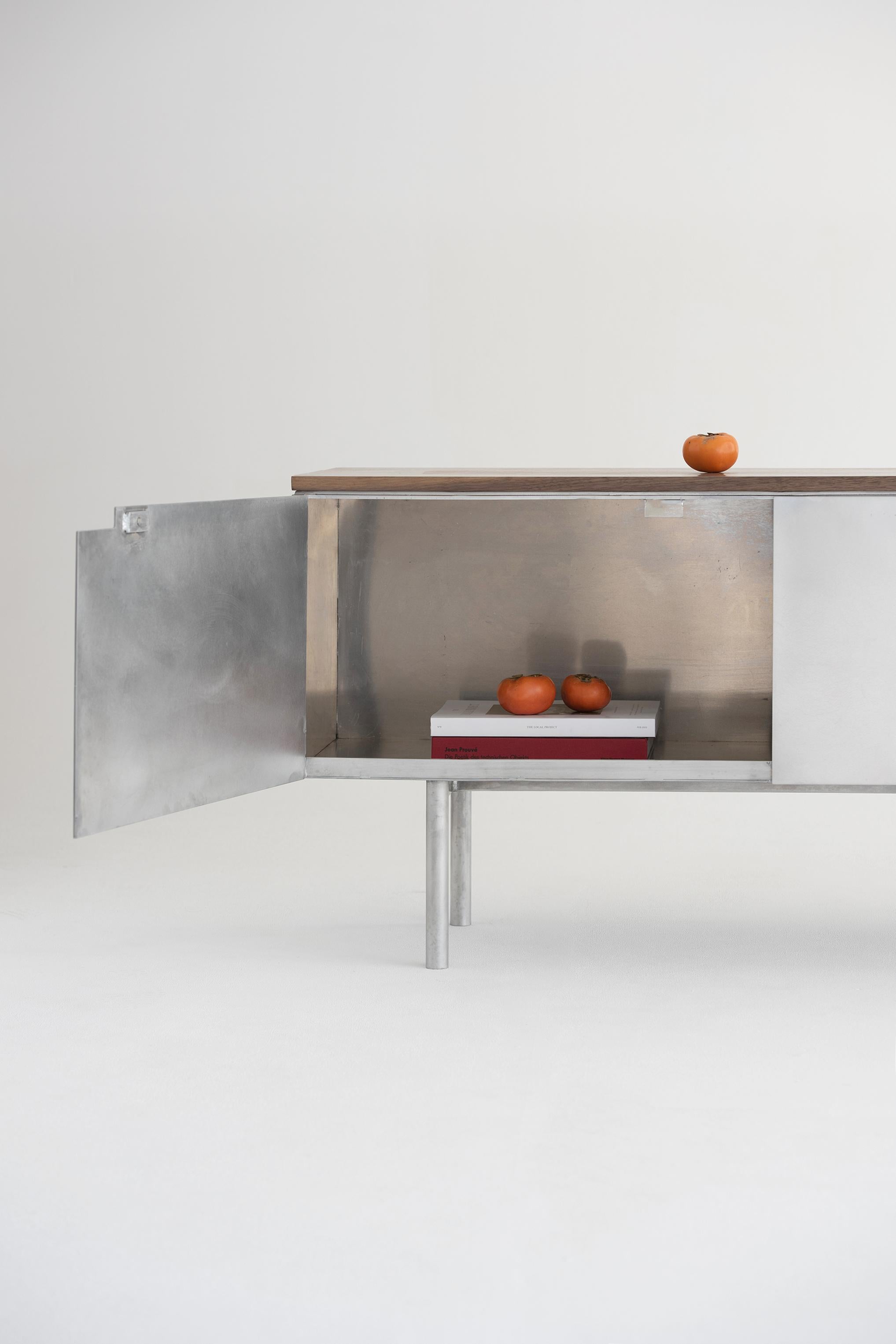 Moderno Credenza Delta in alluminio e noce di Atelier A Jones in vendita