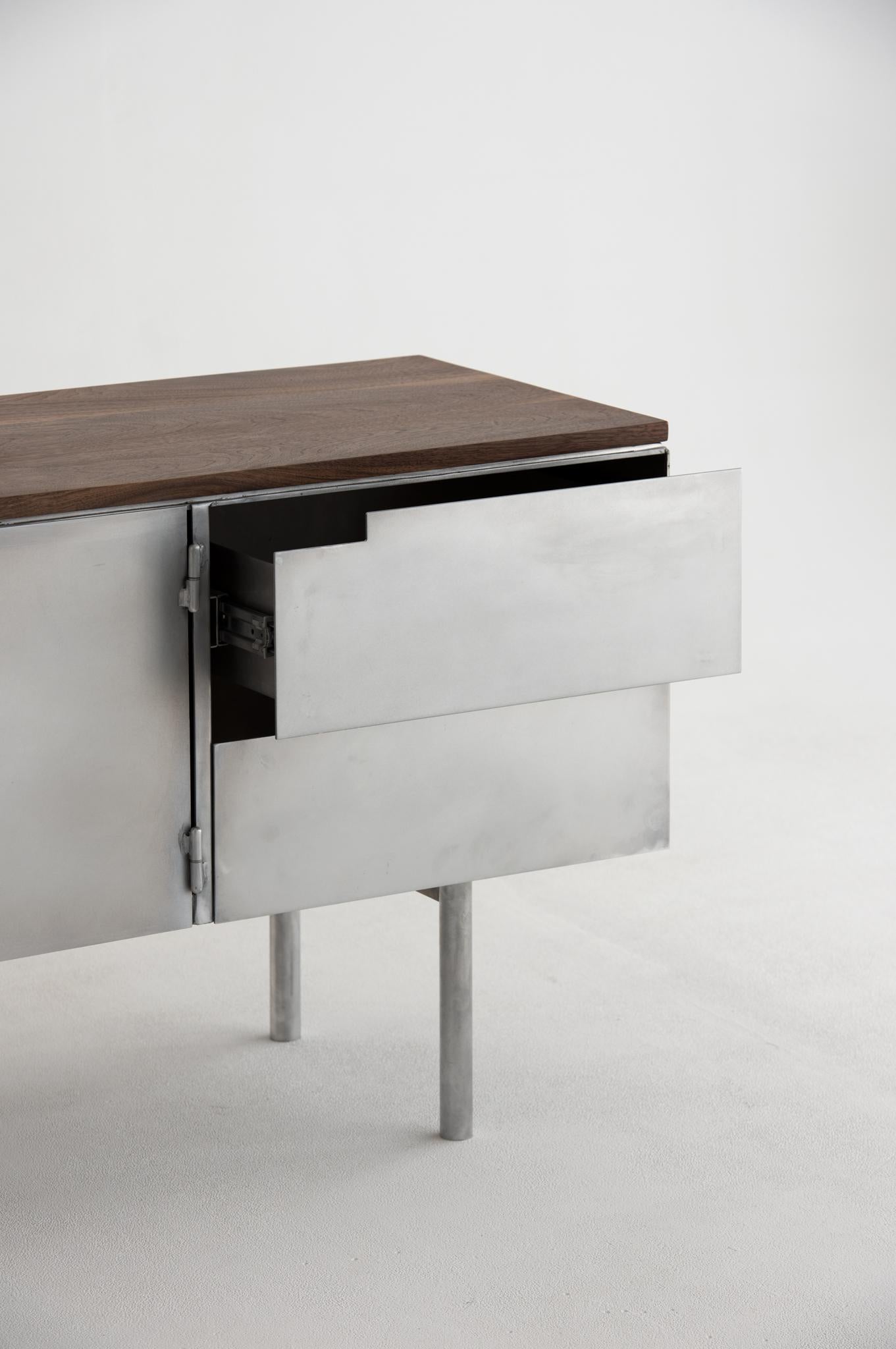 Nuova Zelanda Credenza Delta in alluminio e noce di Atelier A Jones in vendita