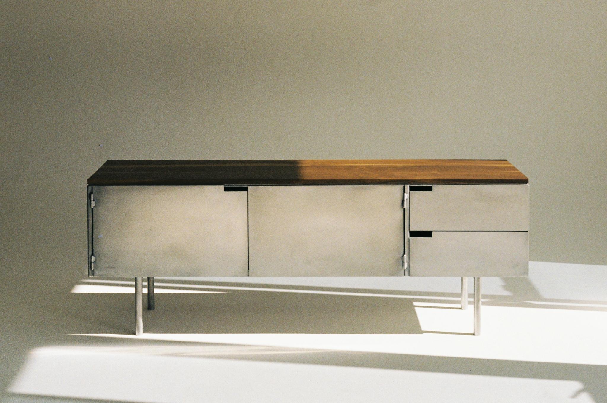 Oggetti in metallo Credenza Delta in alluminio e noce di Atelier A Jones in vendita