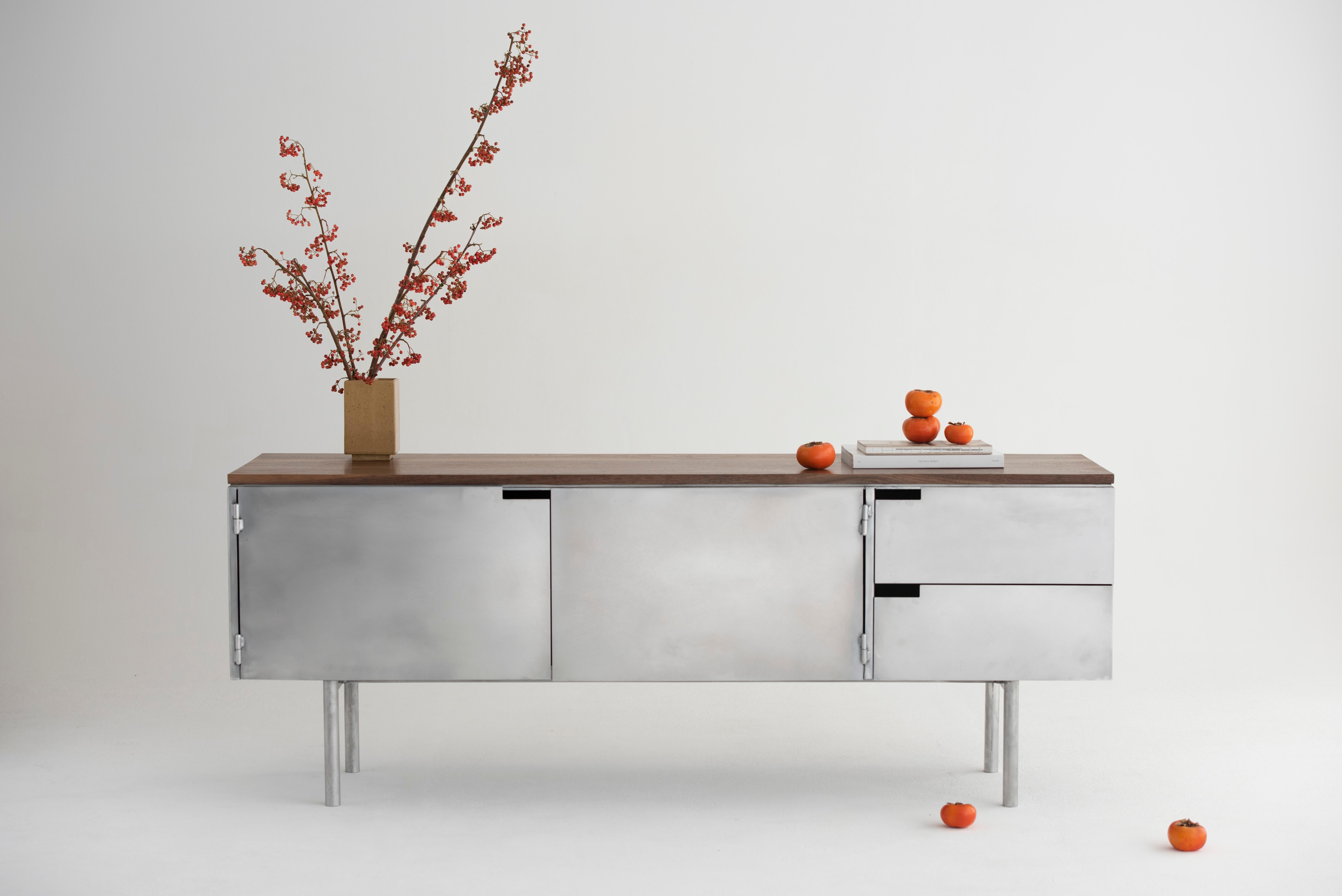 Credenza Delta in alluminio e noce di Atelier A Jones In condizioni Nuovo in vendita a København S, DK