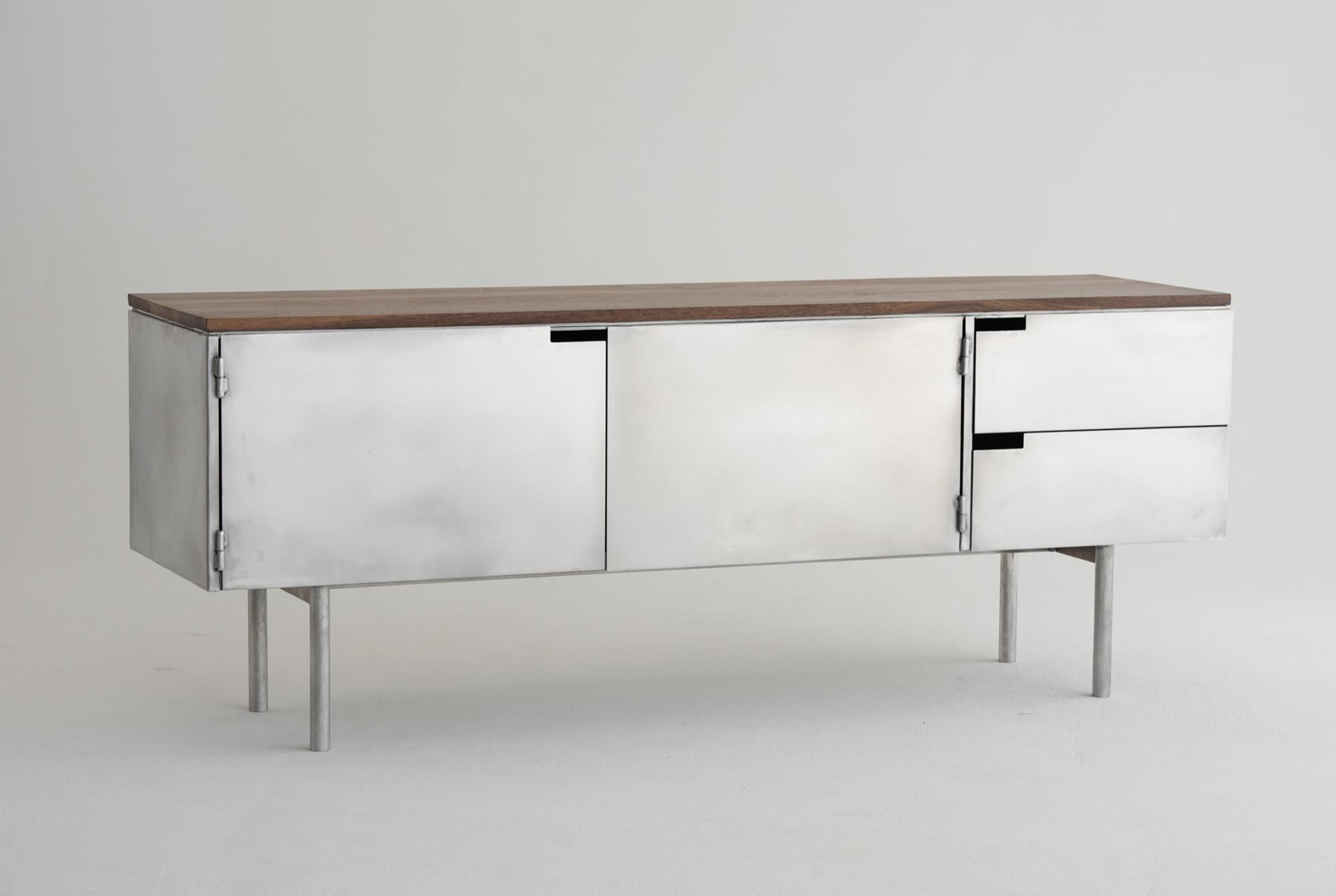 XXI secolo e contemporaneo Credenza Delta in alluminio e noce di Atelier A Jones in vendita
