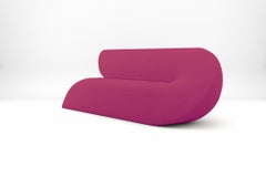 Delta Sofa - Modernes handgefertigtes lila gepolstertes dreisitziges Sofa