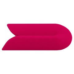 Canapé Delta moderne tapissé rouge framboise à trois places