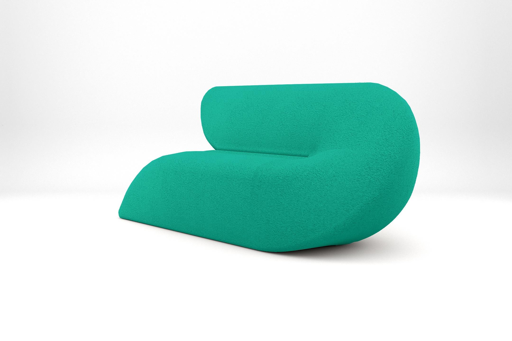 Die geschwungenen Seiten der Delta Collection verleihen dem Design ein modernes und elegantes Aussehen, das Wärme und Behaglichkeit mit einem Hauch von minimalistischer Schlichtheit verbindet. Das Möbelstück wurde von Prieto Studio entworfen und
