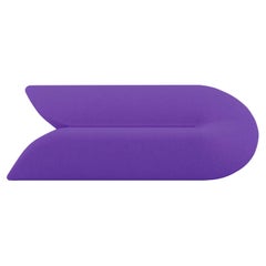 Canapé Delta moderne à trois places tapissé Ultra Violet