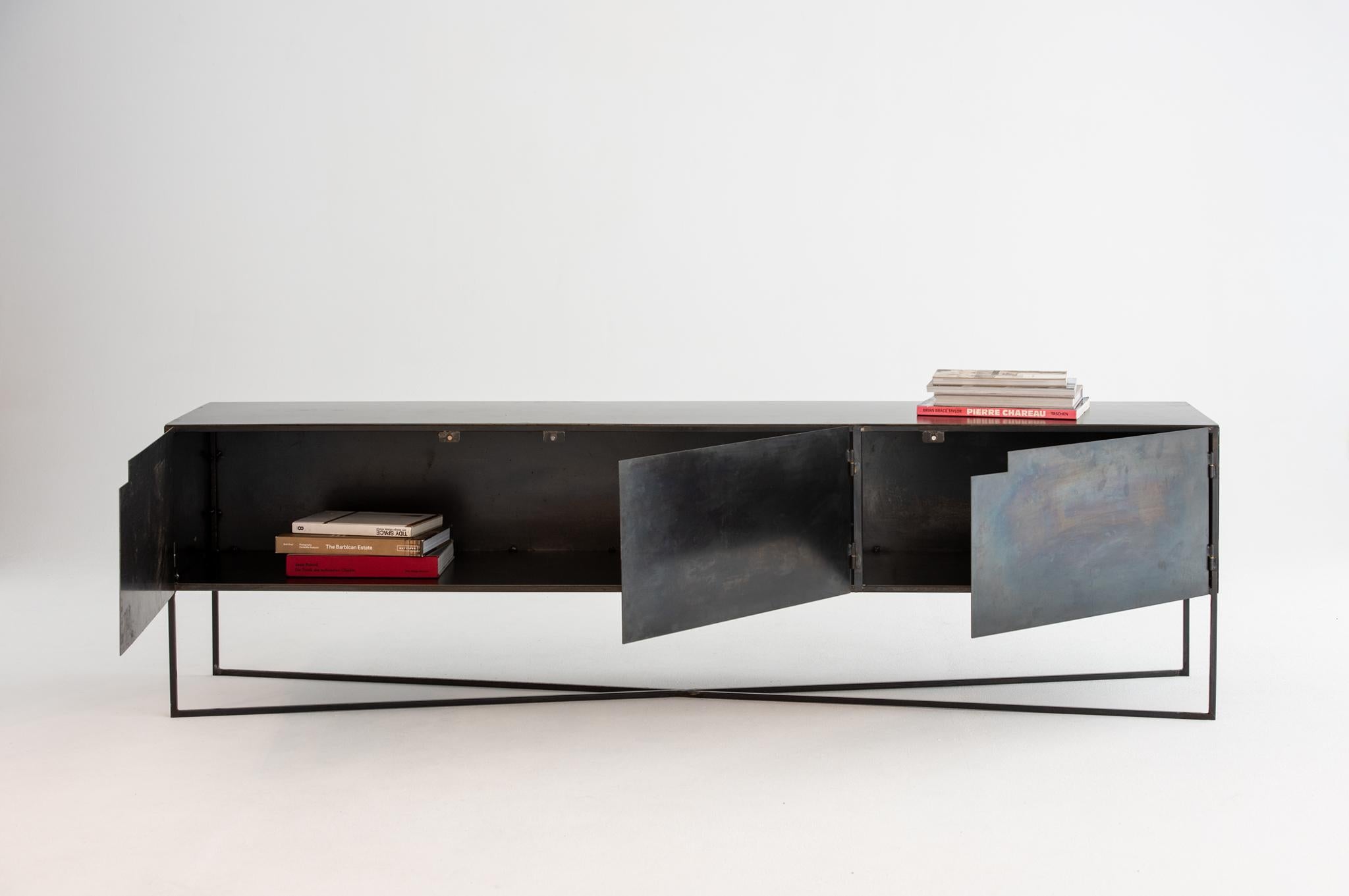 Moderno Unità Delta a tre ante in acciaio annerito di Atelier Aele in vendita