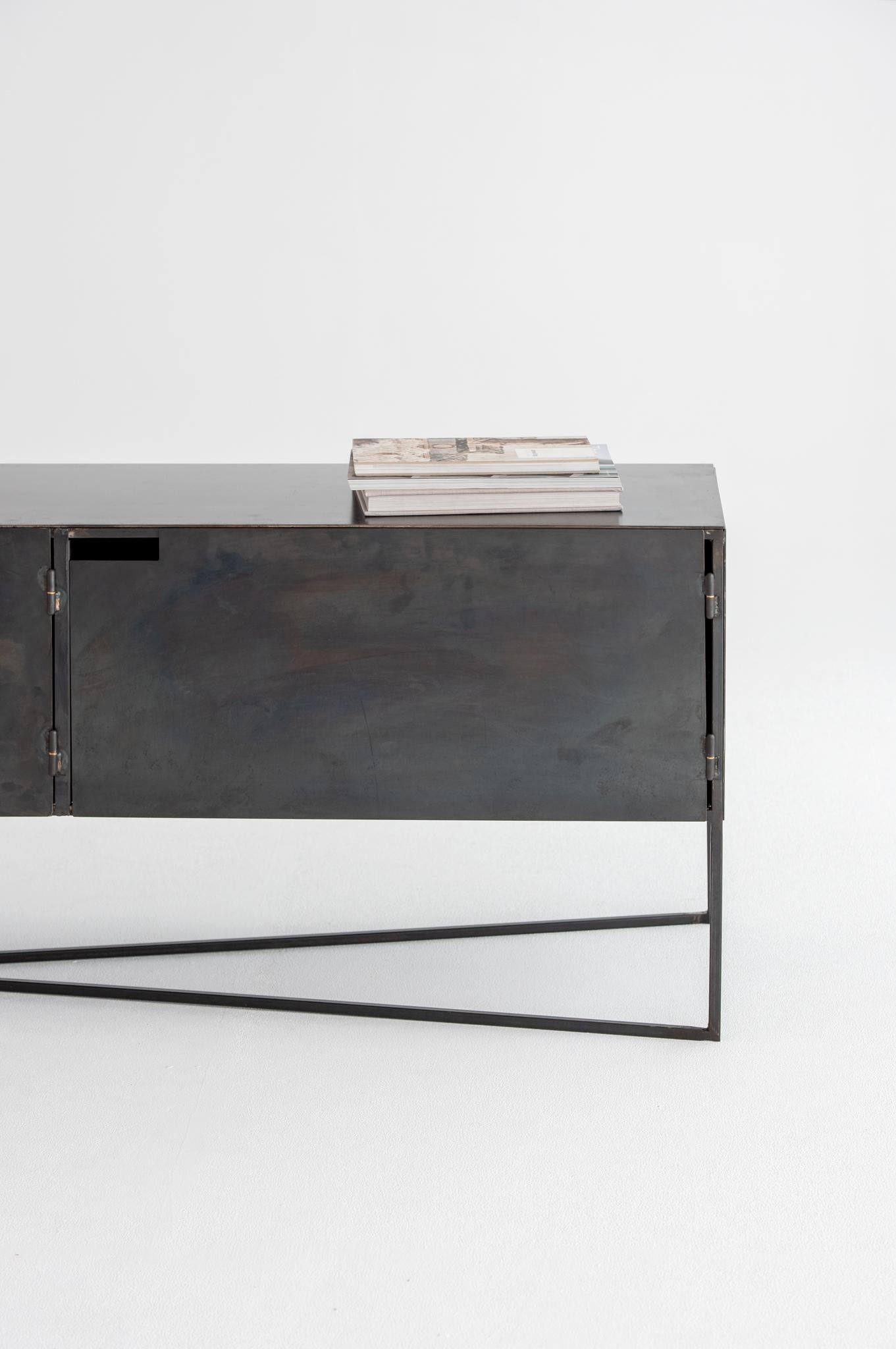 Annerito Unità Delta a tre ante in acciaio annerito di Atelier Aele in vendita