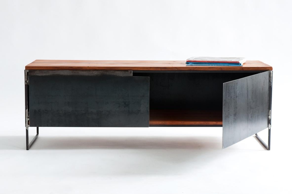 Oggetti in metallo Unità Delta in noce e acciaio laminato a caldo di Atelier A Jones in vendita