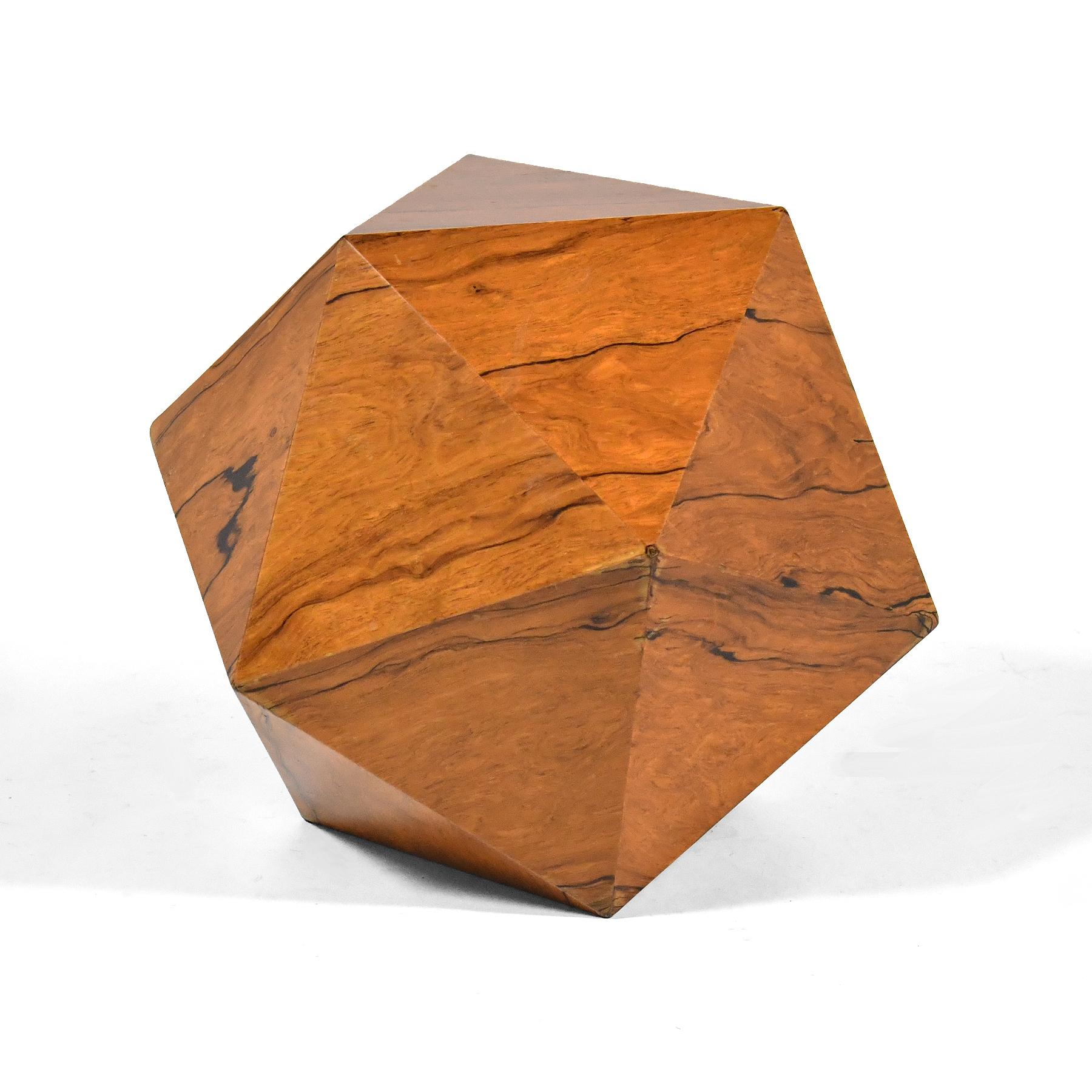 Cette table d'appoint en forme de deltaèdre est une forme géométrique étonnante revêtue d'un riche bois de rose. Elle a une belle présence sculpturale à petite échelle et sert parfaitement de table à boissons.

Mesures : 15 