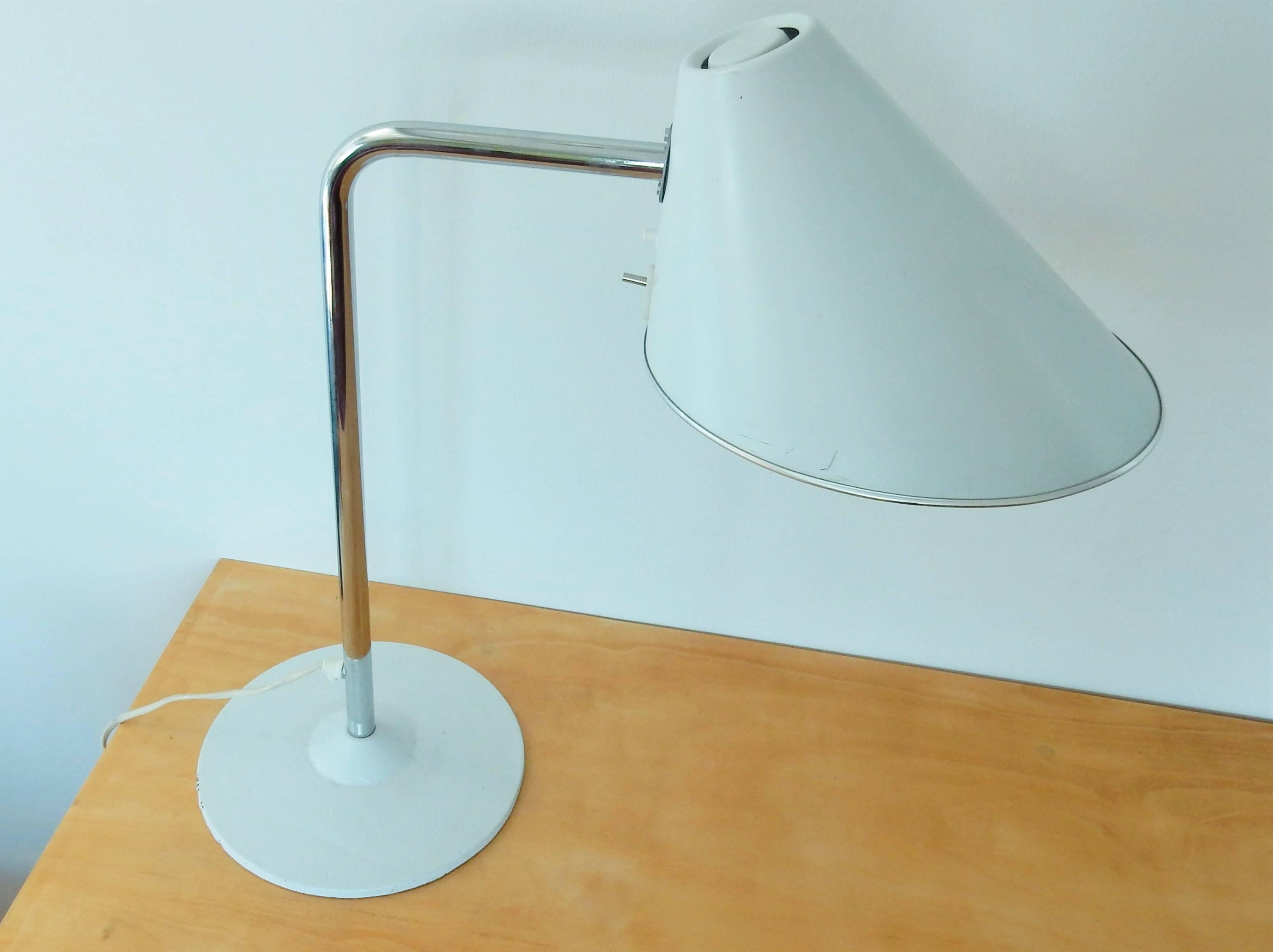 Lampe de bureau suédoise d'un très beau design. La lampe est en très bon état de fonctionnement et s'appelle 