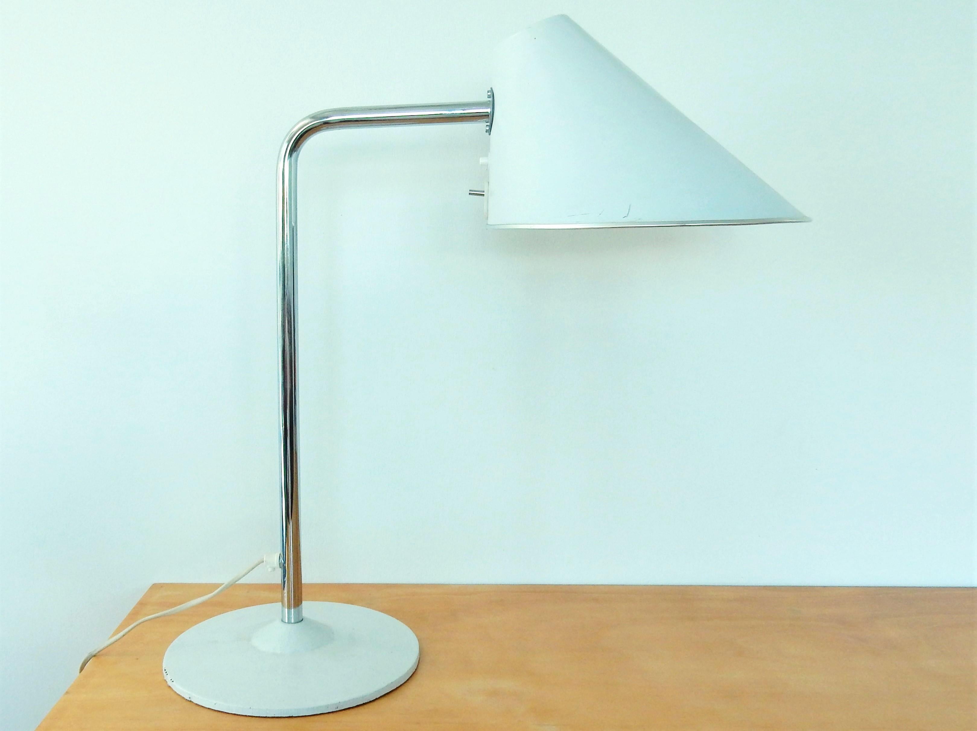Lampe de bureau suédoise d'un très beau design. La lampe est en très bon état de fonctionnement et s'appelle 