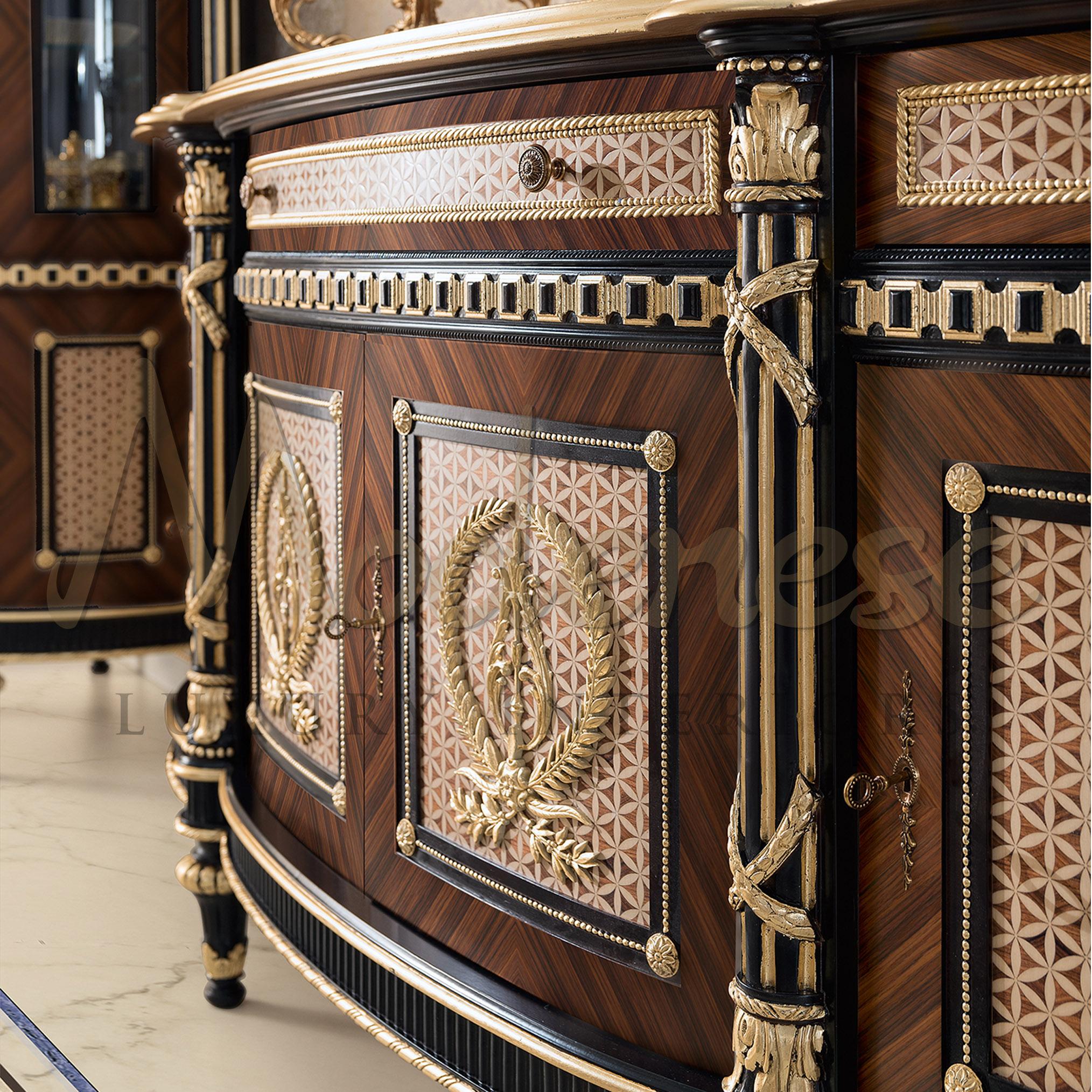 Unsere maßgefertigte Cradenza mit exquisiten Intarsienholzarbeiten. Dieses neu interpretierte klassische Stück repräsentiert im wahrsten Sinne des Wortes die Essenz von Modense Luxury Interiors. Jedes hölzerne Detail wurde sorgfältig entworfen und