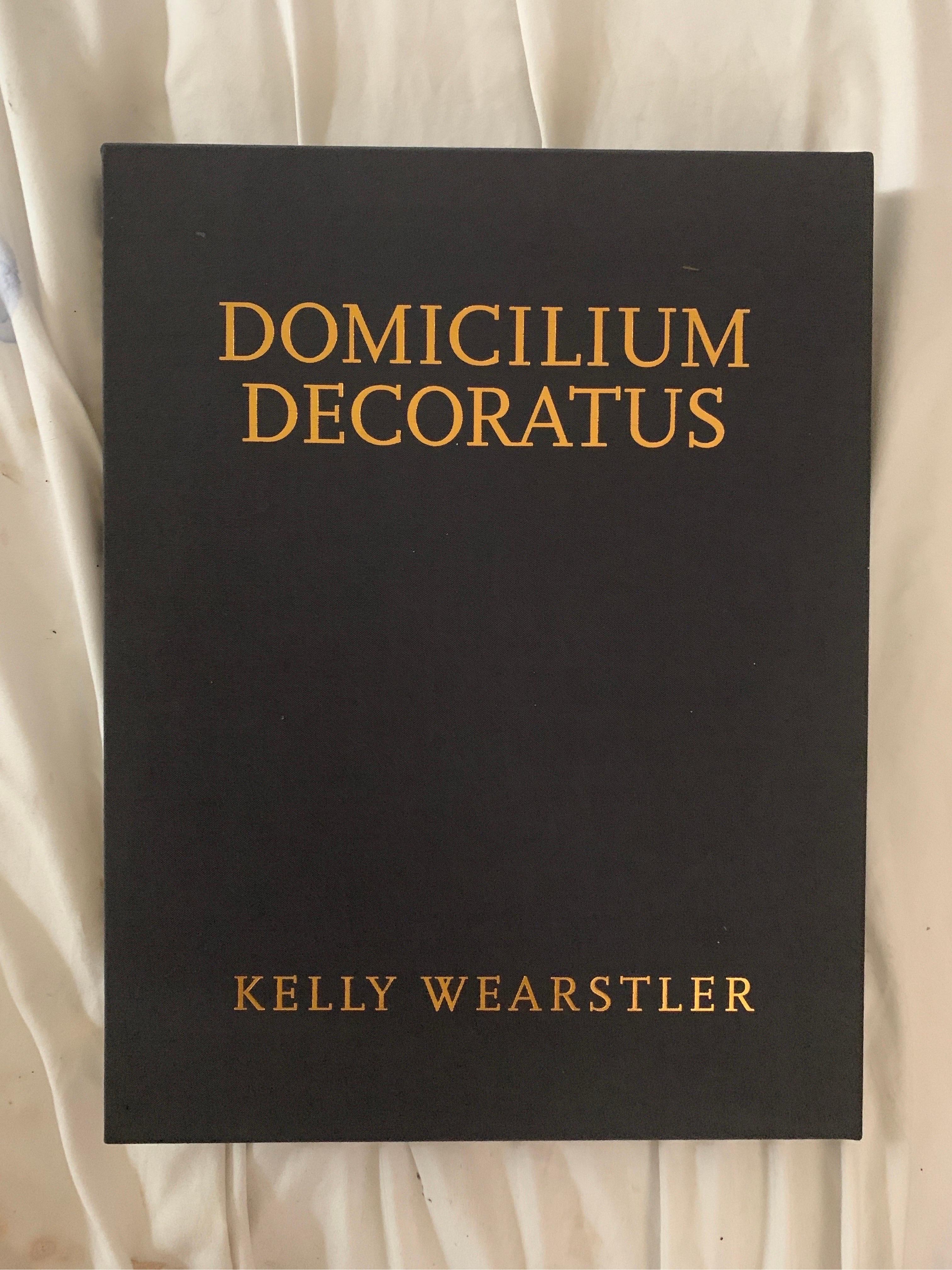 Domicilium Decoratus
Kelly Wearstler, 2006
Regan Books / Harper Collins Publishers


Habíamos comprado 5 de los libros de la primera edición y los guardábamos en nuestra oficina de diseño de interiores. Nos quedan 3 ejemplares. En nuestra humilde