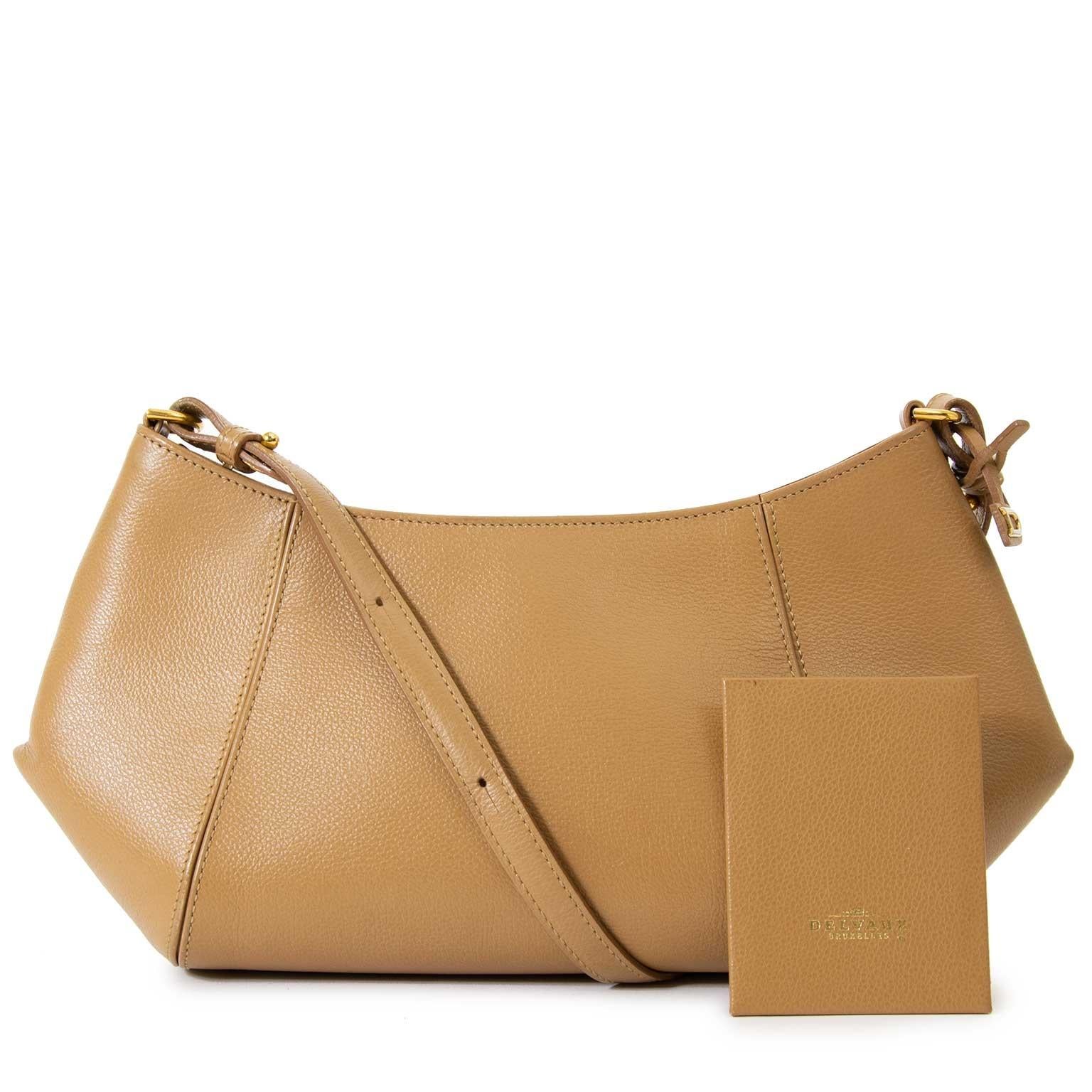Very good condition

Delvaux Beige Desir Shoulder Bag

This beautiful Delvaux bag is crafted in beige nude leather and features gold-tone details.
It opens with a gold-toned zipper, that gives access to a suede lined interior with two open