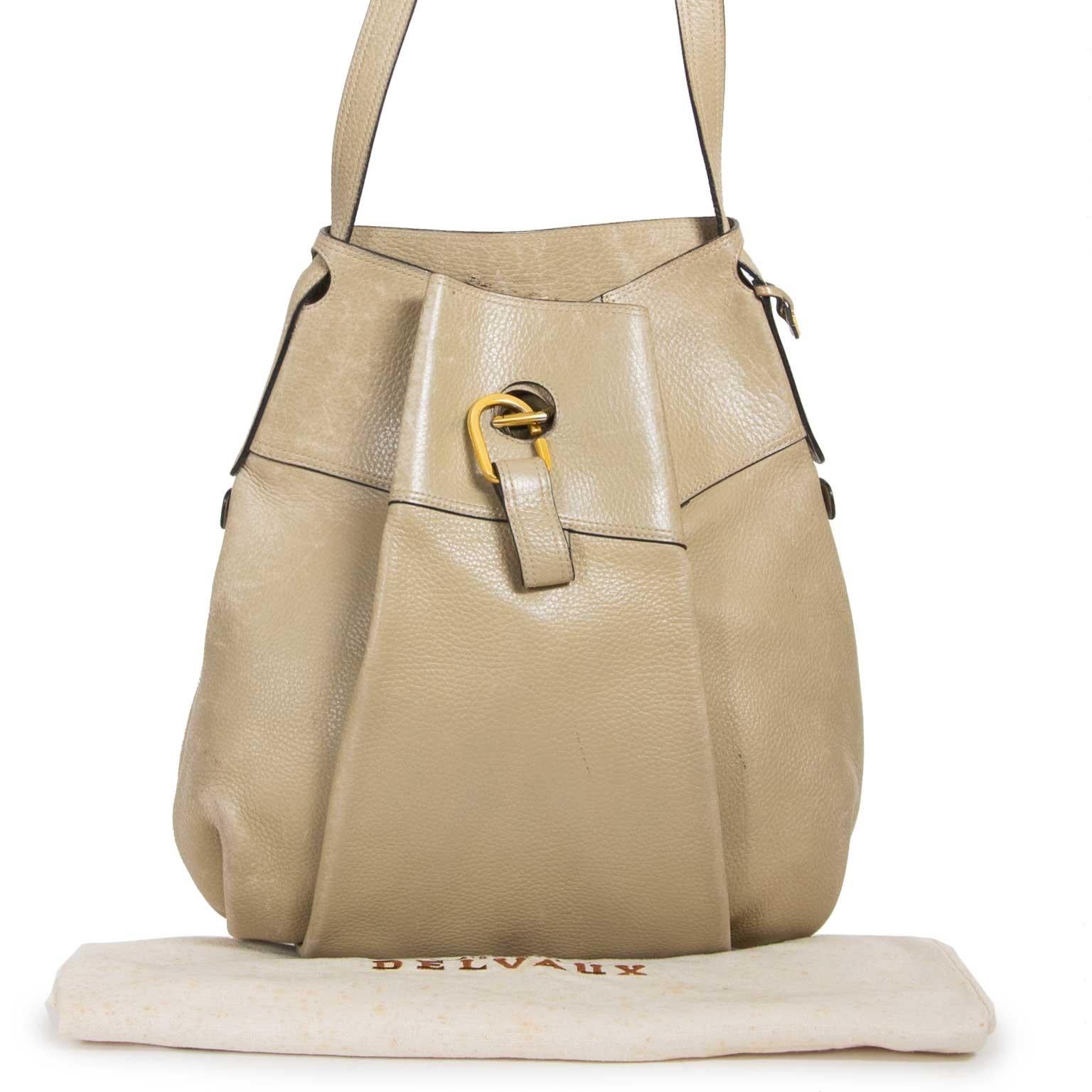 Good preloved condition

Delvaux Beige Faust Bag

The Faust bag is a classic style by Delvaux, perfect to suit any occasion.
This Faust bag is crafted in beige leather and features gold-toned details. The bag opens with a zipper in the back.

Comes