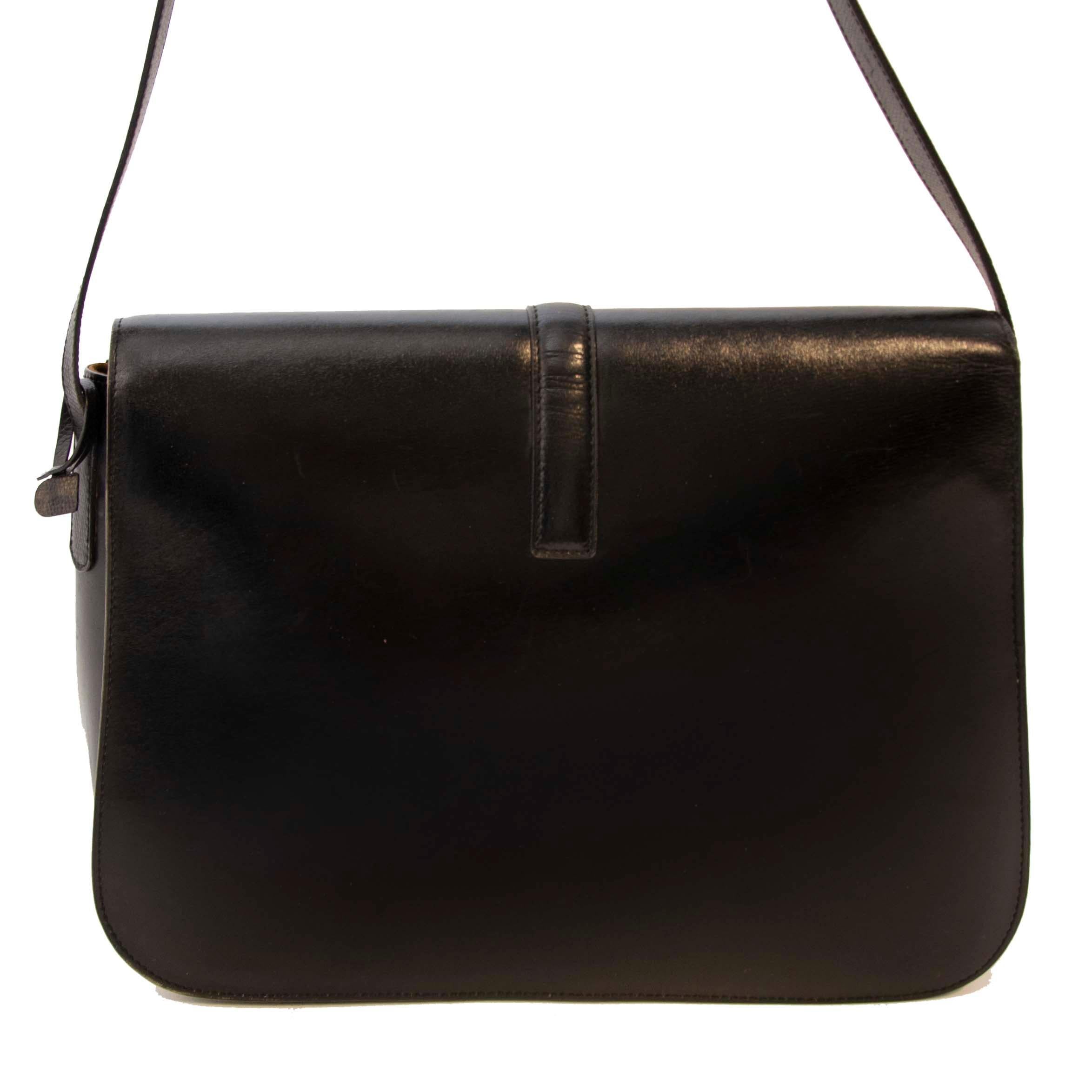 Preloved condition, with minor visable sings

Delvaux Black Box Calf Cross Body Bag

A lovely classy looking black shoulder Delvaux, features gold-tone hardware. The interior is made from congnac colored suede with one zipped pocket. Very practical