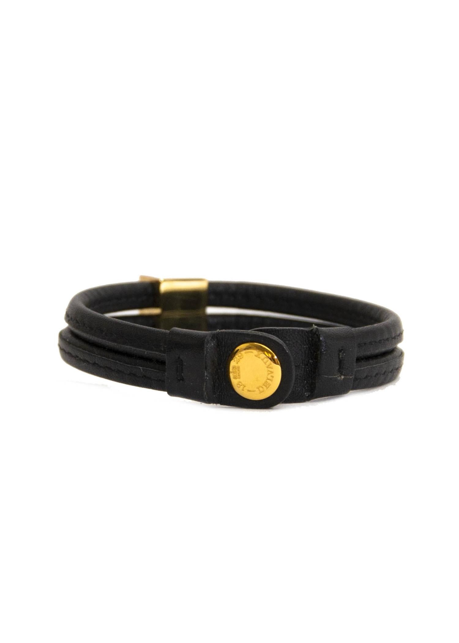 Very good condition 

Delvaux Black Leather Gold D Bracelet

This Delvaux bracelet fits perfectly for every occasion. 

The bracelet features two black leather straps and a gold-toned 'D' logo in the center.

Comes with: 

    Dustbag
    Box