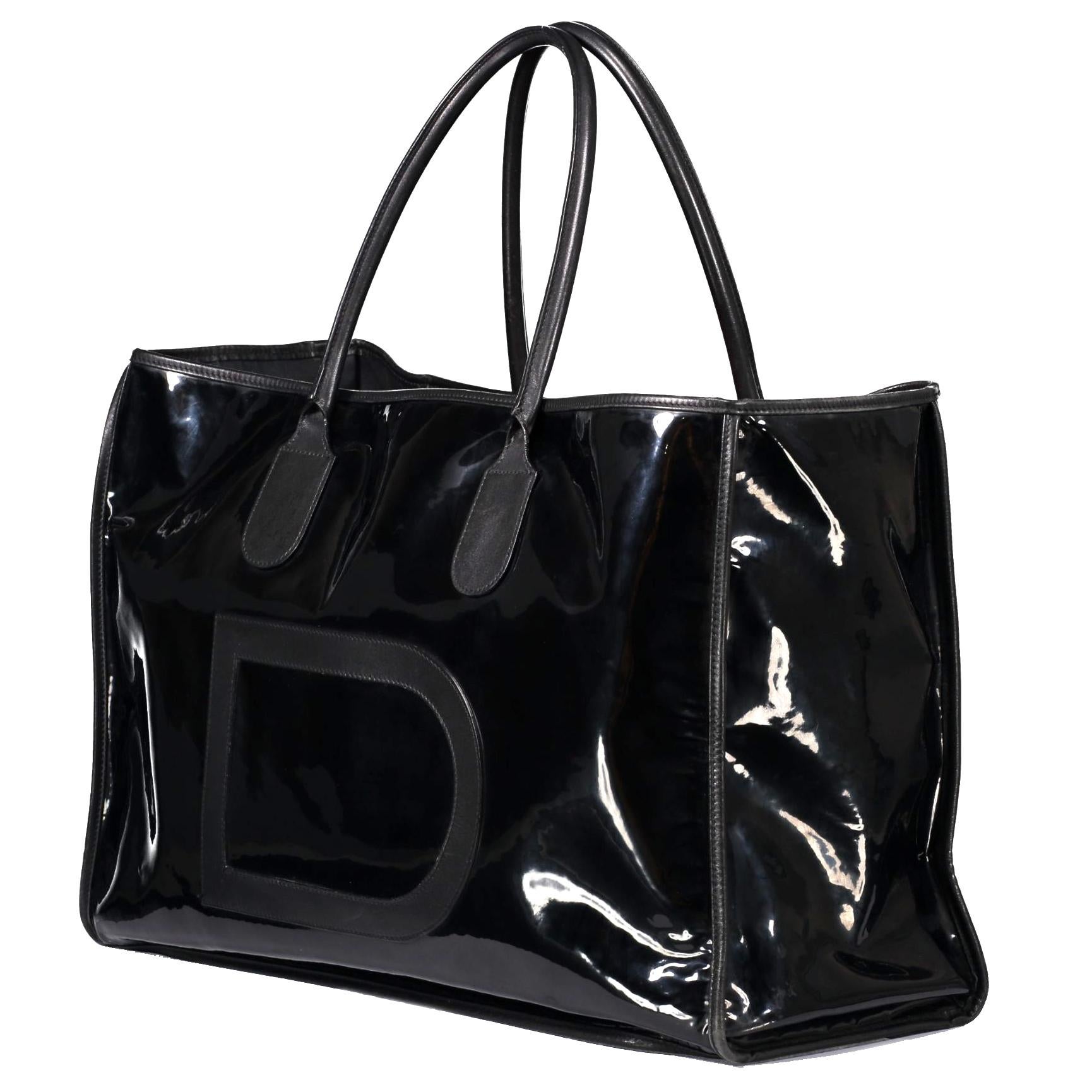 Good preloved condition

Delvaux Black Patent Taxi Bag

Travel in style with this Delvaux Taxi bag!

The bag features black patent leather with a big 'D' logo on the front.

 It's the perfect bag for a weekend get-away and will hold all your