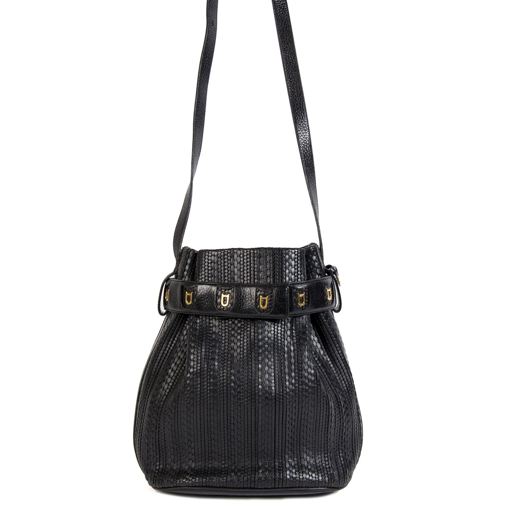 Excellent état d'avant-vente 

Delvaux Black Toile De Cuir Calicot Bucket Bag

Ce Delvaux intemporel:: pratique et élégant peut être porté en bandoulière ou en bandoulière. 

Fabriqué à partir de bandes de cuir tissées - les célèbres techniques de