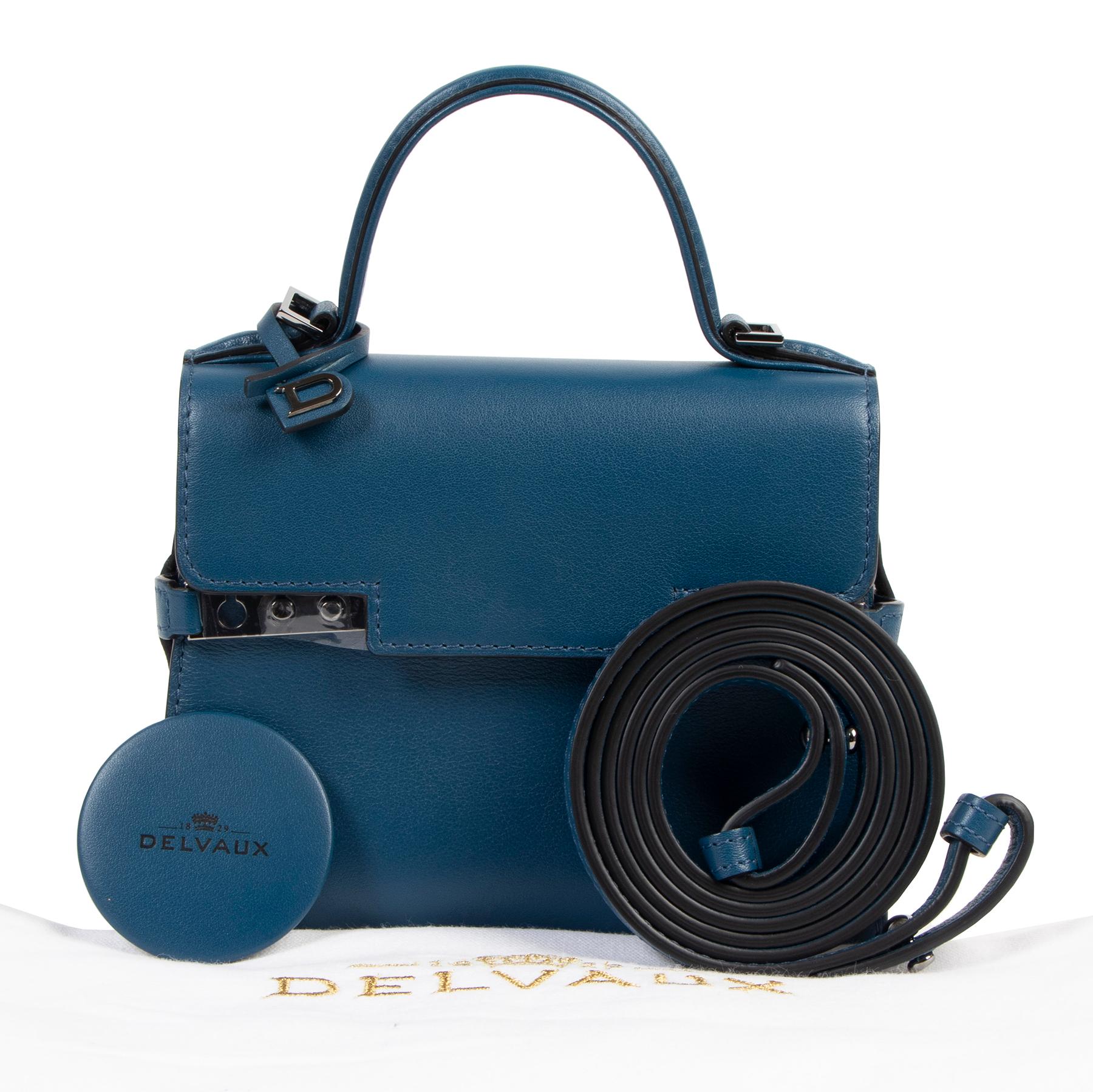 Brand New

Delvaux Blue De Pluse Tempête Micro Calf Souple

Iconic Delvaux tempete in beautiful Blue de pluse supple calfskin.
With its geometric shape, this beauty is one of Delvaux's most architectural bags.
The black gun metal hardware gives this