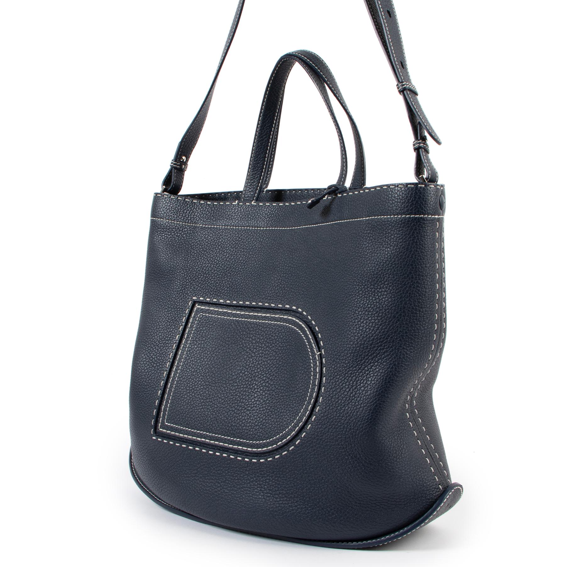 Delvaux Blue Pin Cabas Surpiqué

This Pin Cabas is the ideal bag to store all of your personal or work-related belongings.

Crafted from soft Taurillon leather, with a D-shaped logo on the front and finished with palladium hardware. The inside