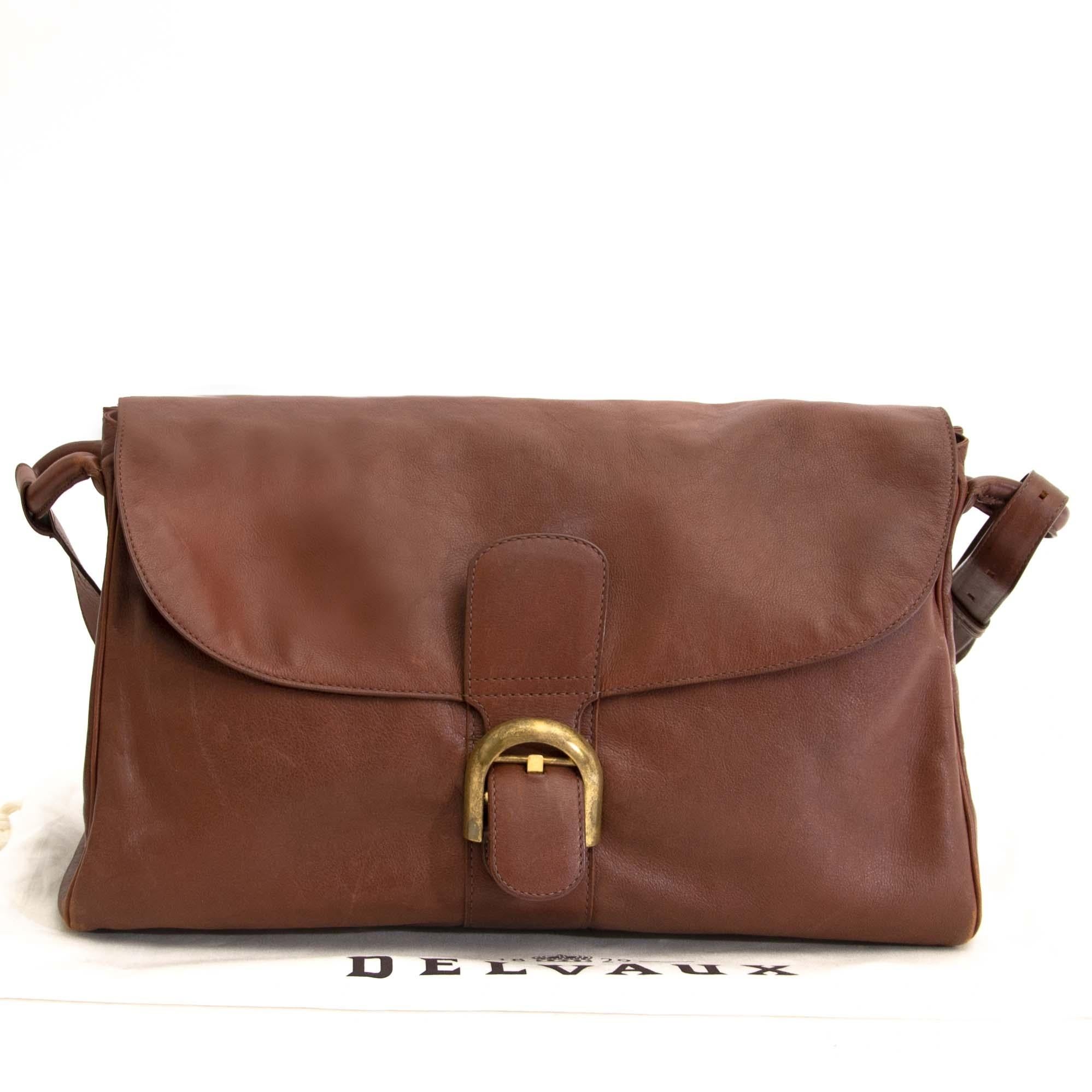 Good preloved condition

Delvaux Brillant Brown Shoulder Bag

This Delvaux Brillant features brown leather and a gold 'D' buckle.

The intirior has one compartment with zipper and two without zipper. there is also a handy little compartment for your