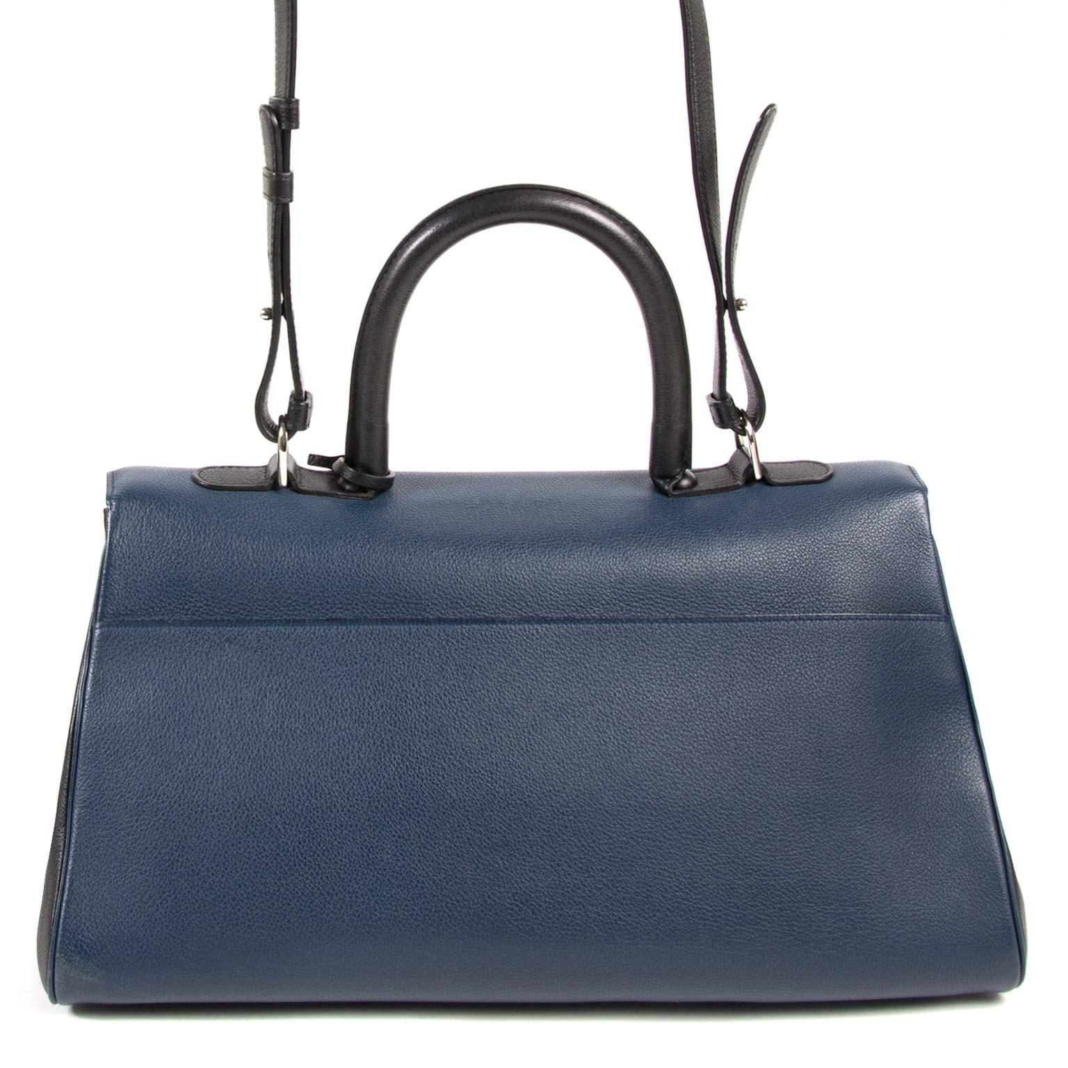 Excellent condition

Delvaux Brillant East West Sellier Bicolor Bag

A contemporary take on the classic Delvaux Brillant bag that has been around since '58: the Delvaux Brillant East-West has a modern, elongated shape whilst remainng true to the