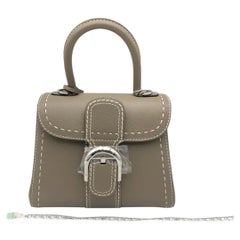 Sac Delvaux Brillant Mini Surpique, couleur « Tourterelle Grey », en cuir de veau Rodeo, finition argentée