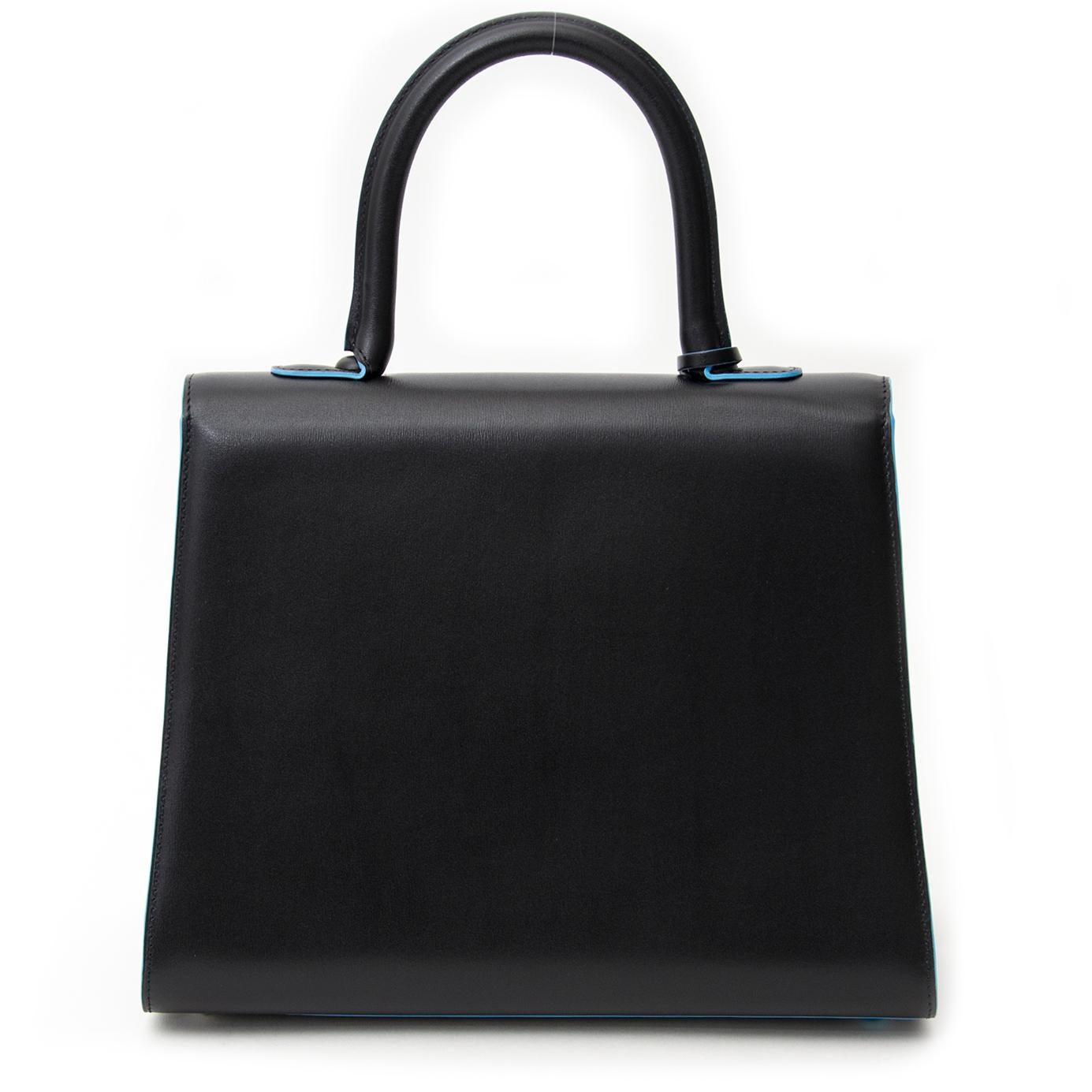 With this exclusive Brillant Delvaux pays homage to the beloved Belgian artist René Magritte. This playful and unique Delvaux with blue details is infused with the spirit of surrealism. The interior features a cloudy sky printed on lambskin and has