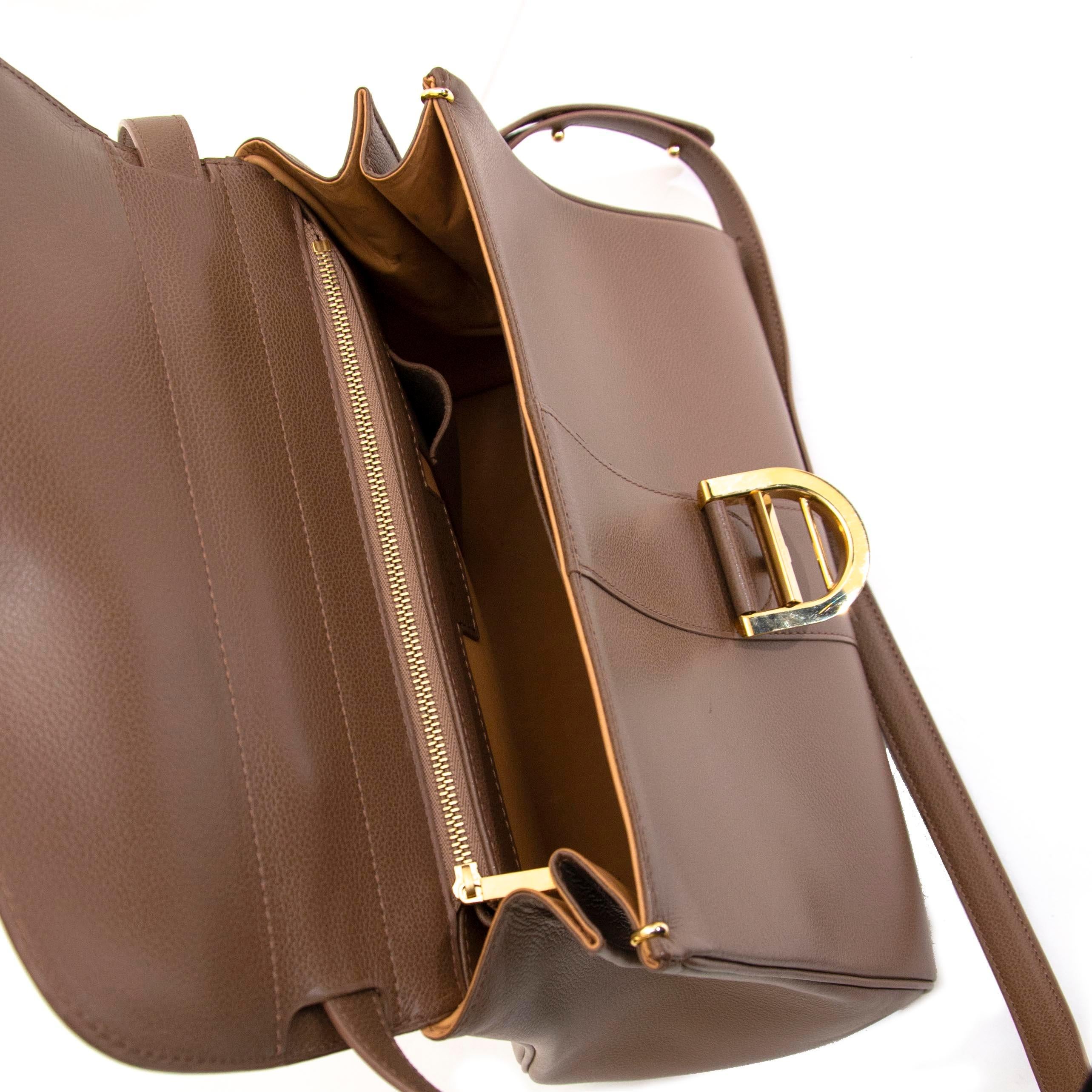 Delvaux Brillant MM Jumping Taupe

From Belgium !

Delvaux is one of the oldest luxury leather goods houses in the world. Their model 'Brillant', the iconic handbag of Delvaux, was introduced in 1958 and is still thé IT bag of Belgium, it is