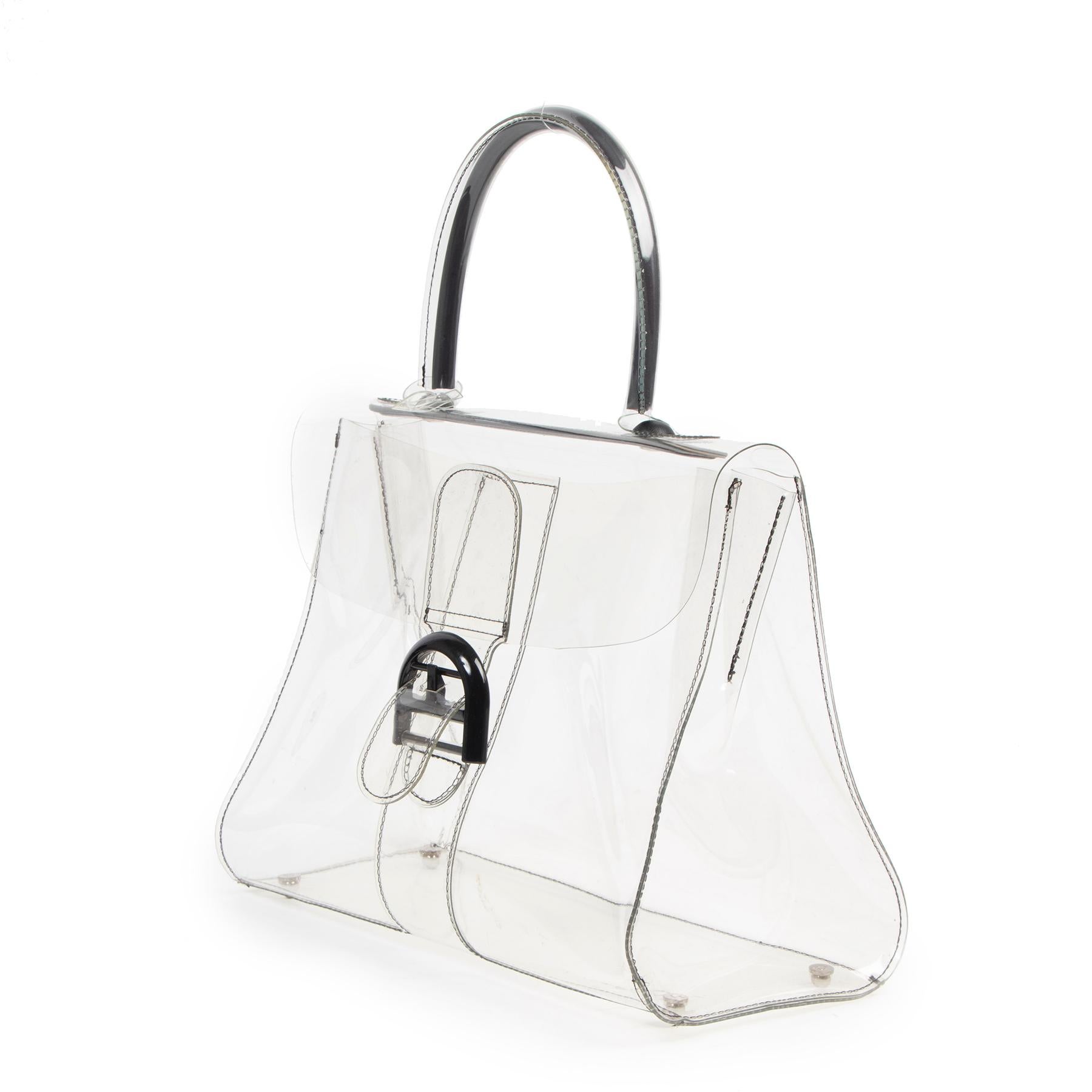 Very good condition 

Delvaux Brillant Noces D'or

To celebrate Delvaux Brillant's 50th birthday, Delvaux Brillant Noces D'or was launched to mark the occasion in 2008. Without detracting from its timeless appeal, this limited edition bag got a