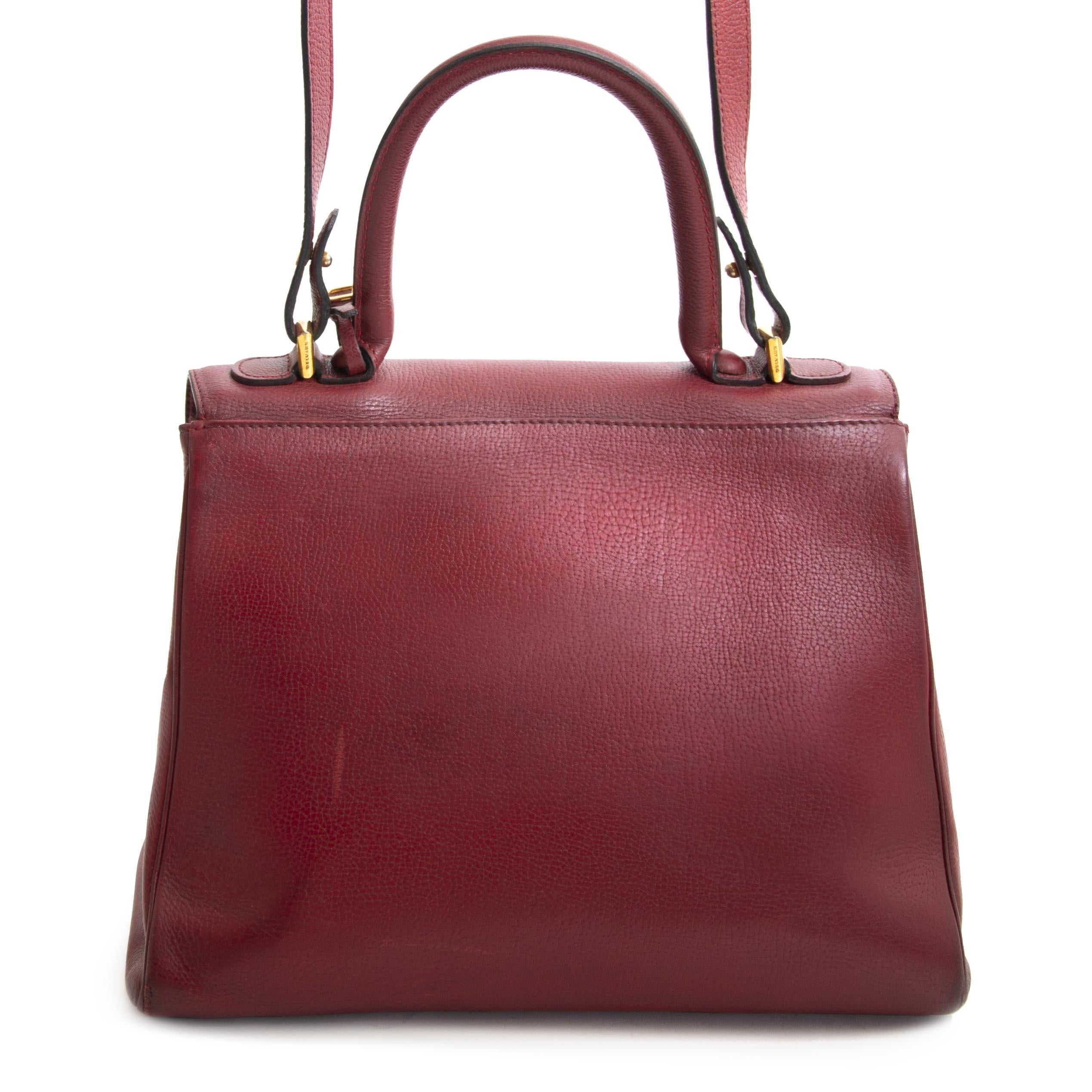 Good preloved condition

Delvaux Brillant Red MM GHW + Strap

Delvaux Brillant Red MM with gold hardware in red grained calsfkin leather.
This classic satchel from premium Belgium luxury leather goods House Delvaux excels in both style and