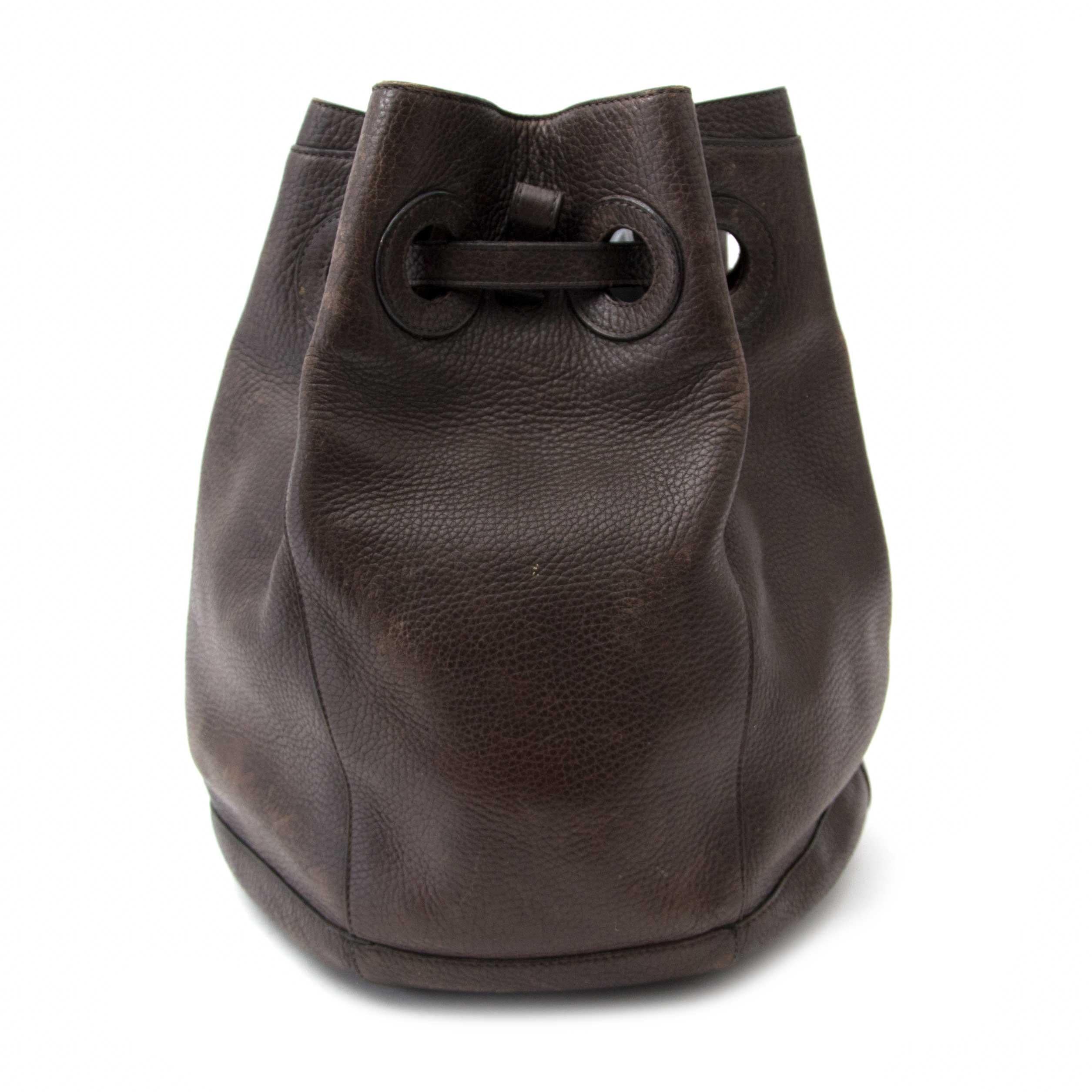 Preloved condition

Delvaux Brown Bucket Bag

This beautiful Delvaux Bucket Bag comes in dark brown with gold hardware.

The bag has one extra pocket on the inside that closes with a zipper. The strap is adjustable.

This bag is perfect for a casual