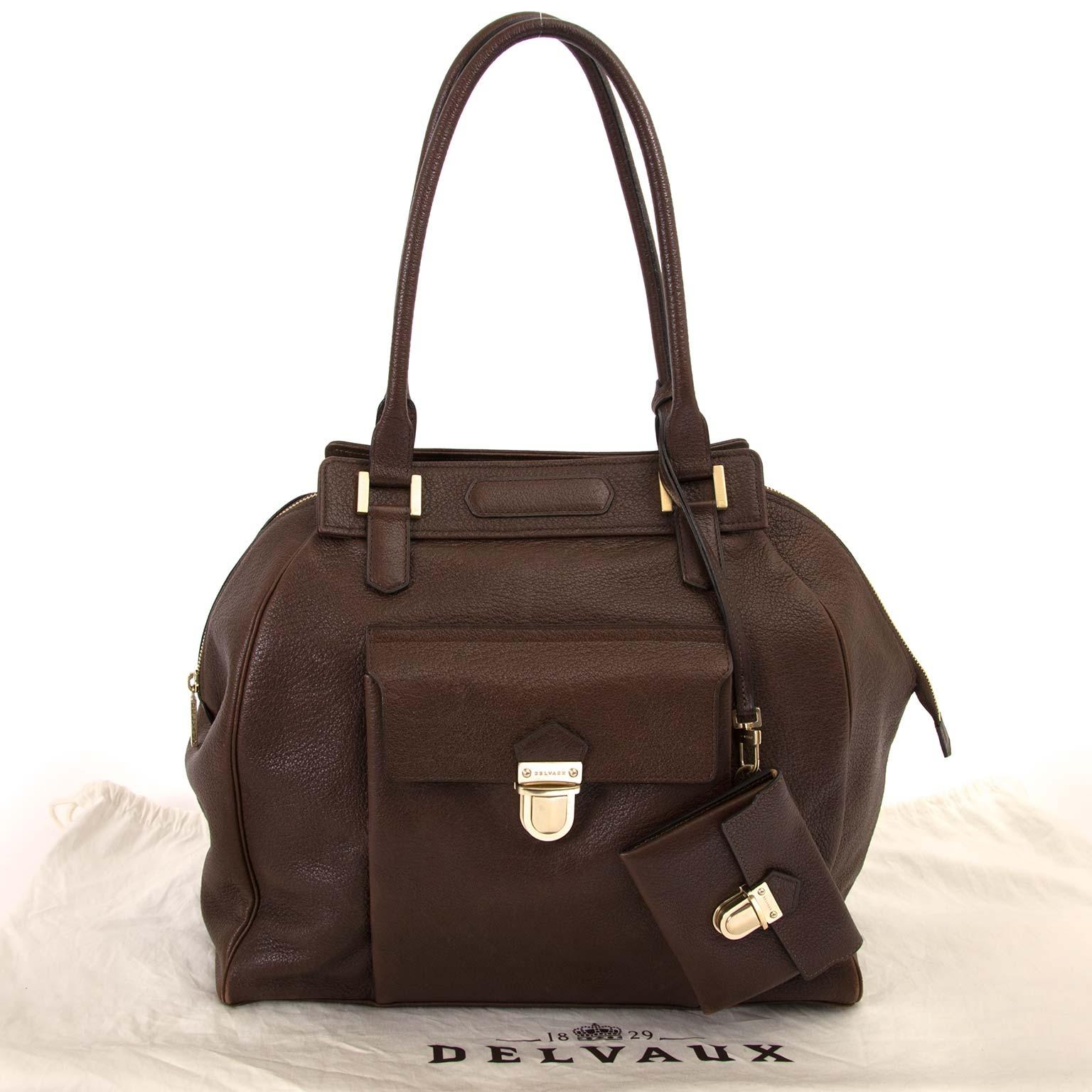 Good Condition 

Delvaux Brown Coquin Leather Shoulder Bag

This doctor-style bag features a gold clasps and one front pocket.  

The interior is crafted out of super soft nude lambskin leather and features one cellphone pocket and one detachable