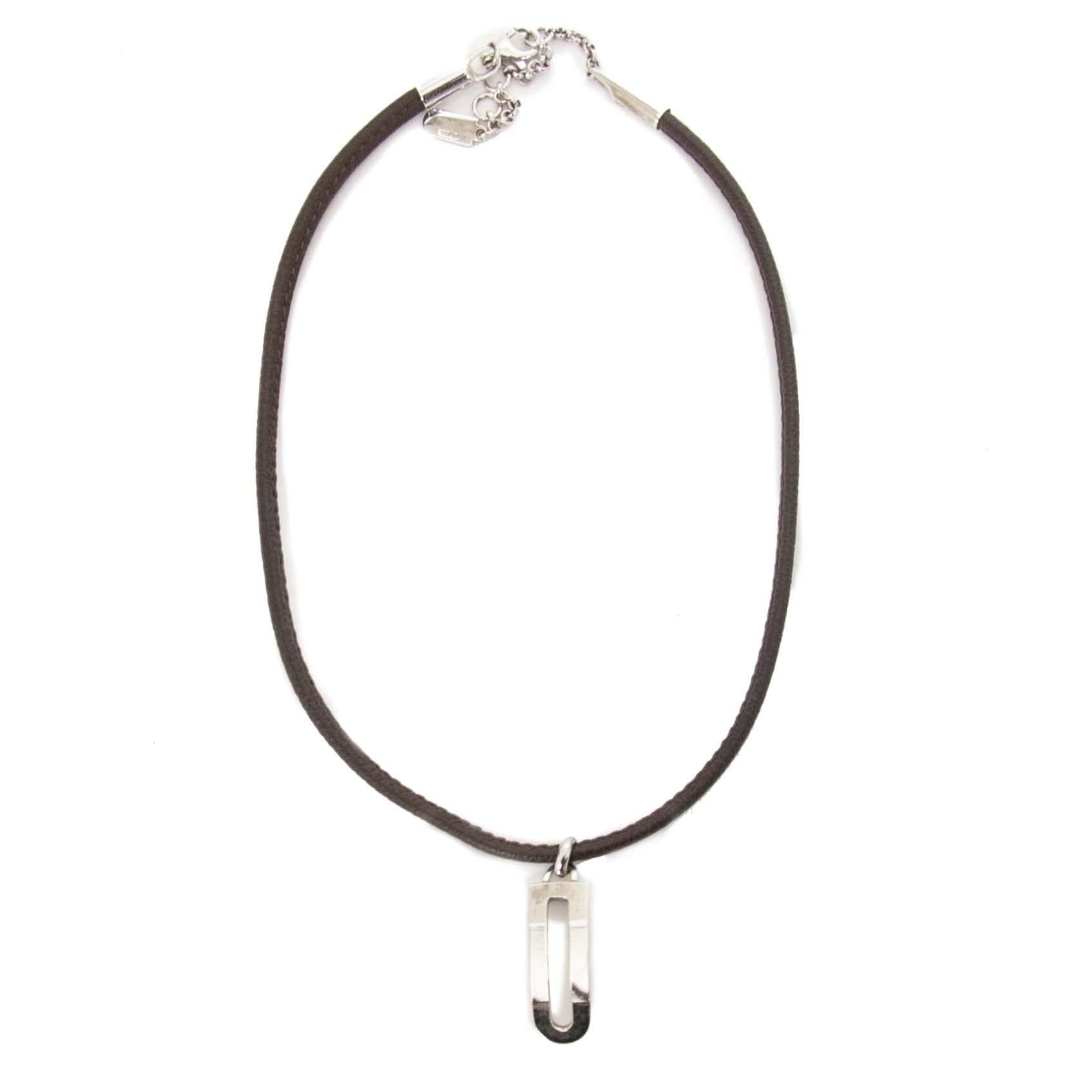 Good condition

Delvaux Brown Leather Silver D Necklace

This gorgeous necklace features a brown leather strap with a silver-toned 'D' hanger.
Add a touch of class to every outfit with this beautiful necklace!