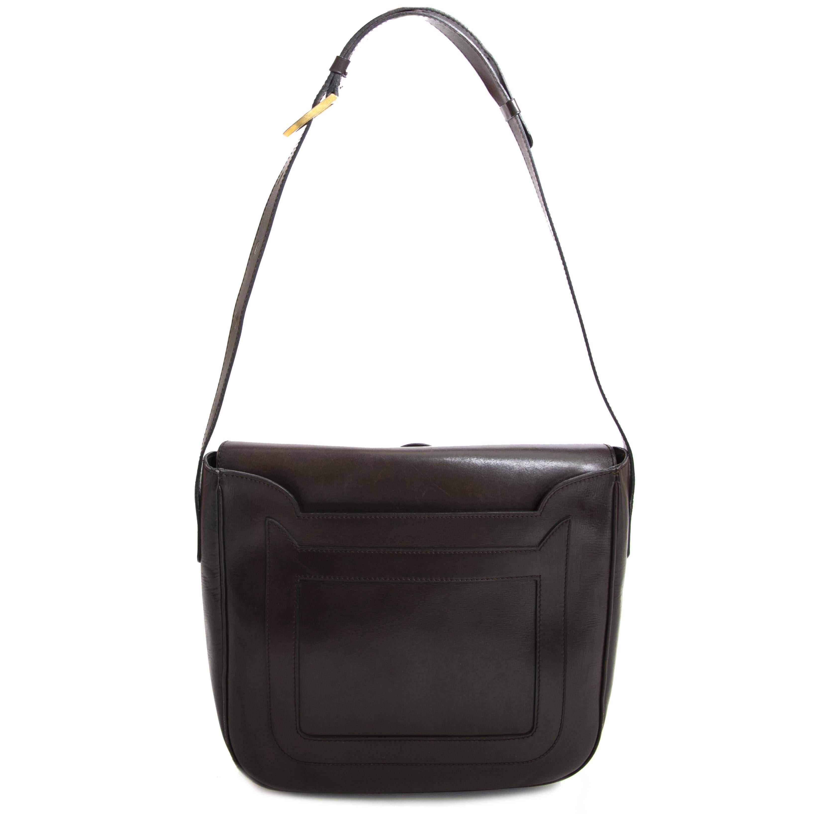 Good condition

Delvaux Brown Shoulder Bag

This dark chocolate bag is a simple beauty.

With multiple pockets and enough room for all your daily essentials, this shoulder bag is your best friend.