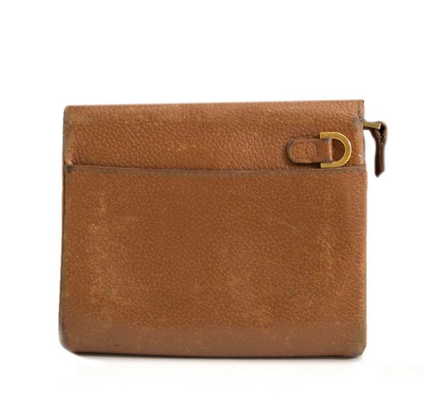 Good preloved condition

Delvaux Camel Wallet

You can never go wrong with a classic camel coloured wallet. This Delvaux wallet is an absolute essential because it goes with everything and is perfect to organize everything. It has different pockets