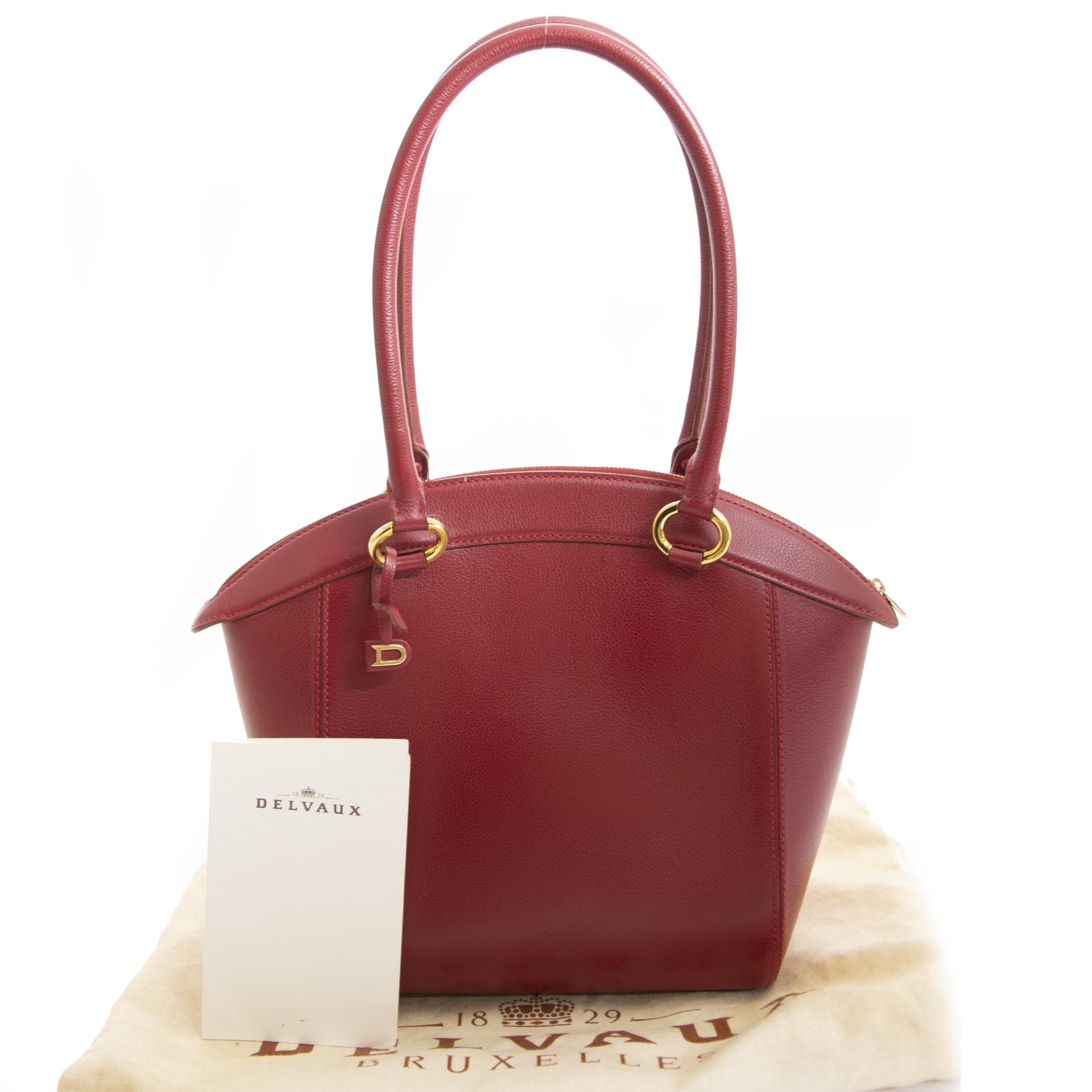 Très bon état

Delvaux Charme Jumping Top Handle Bag

Ce sac Delvaux Charme Jumping est la touche de rouge parfaite pour n'importe quel look. Il est doté d'une poignée supérieure en cuir et d'une quincaillerie de couleur dorée. La fermeture à